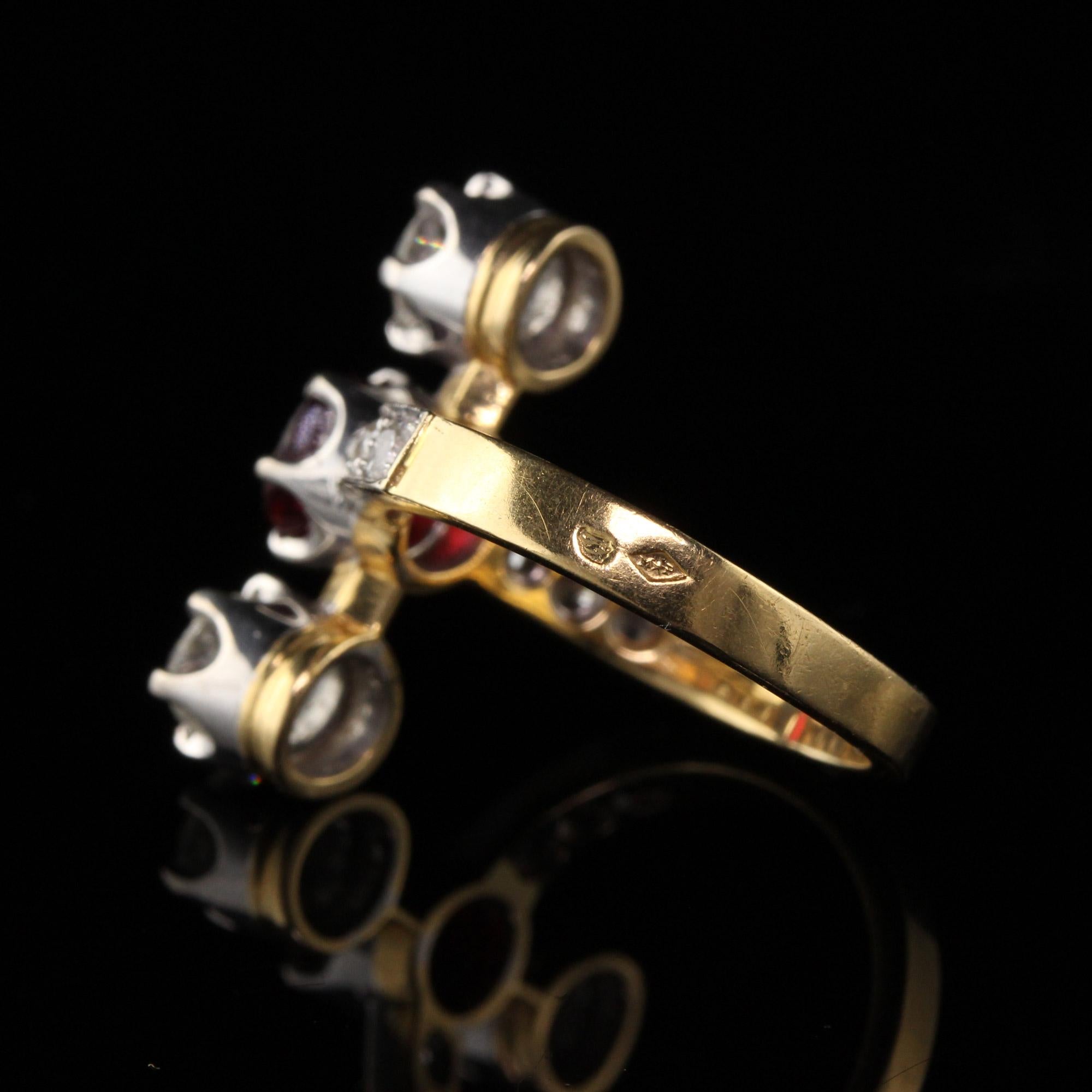 Antiguo anillo eduardiano francés de oro de 18 quilates con tres piedras de diamantes y rubíes en Excelente estado para la venta en Great Neck, NY