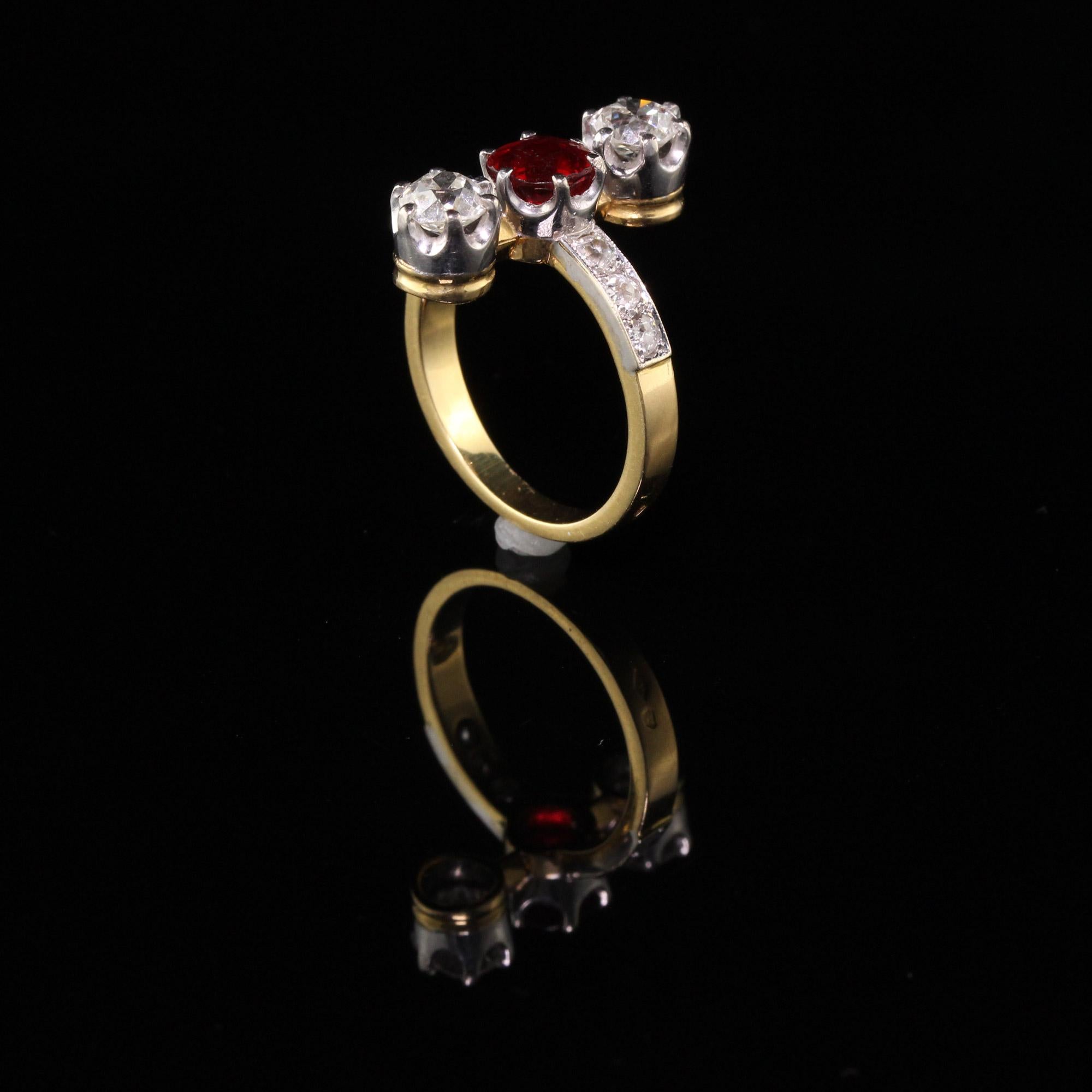 De las mujeres Antiguo anillo eduardiano francés de oro de 18 quilates con tres piedras de diamantes y rubíes en venta
