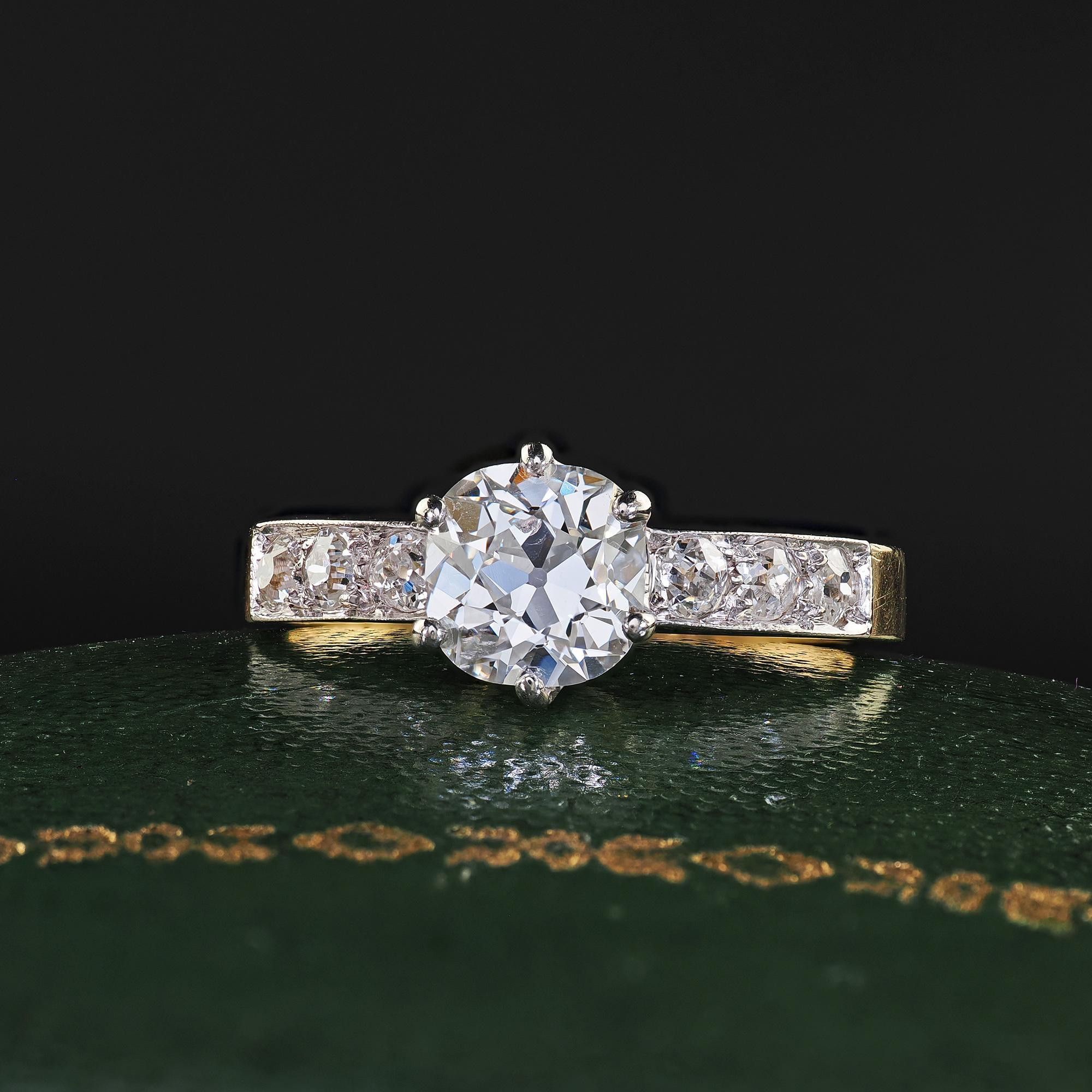 Precioso anillo de compromiso de diamantes de oro amarillo de 18 quilates de la época eduardiana - GIA. Este precioso anillo de compromiso eduardiano antiguo de diamantes talla antigua está elaborado en oro amarillo y blanco de 18 quilates. Este