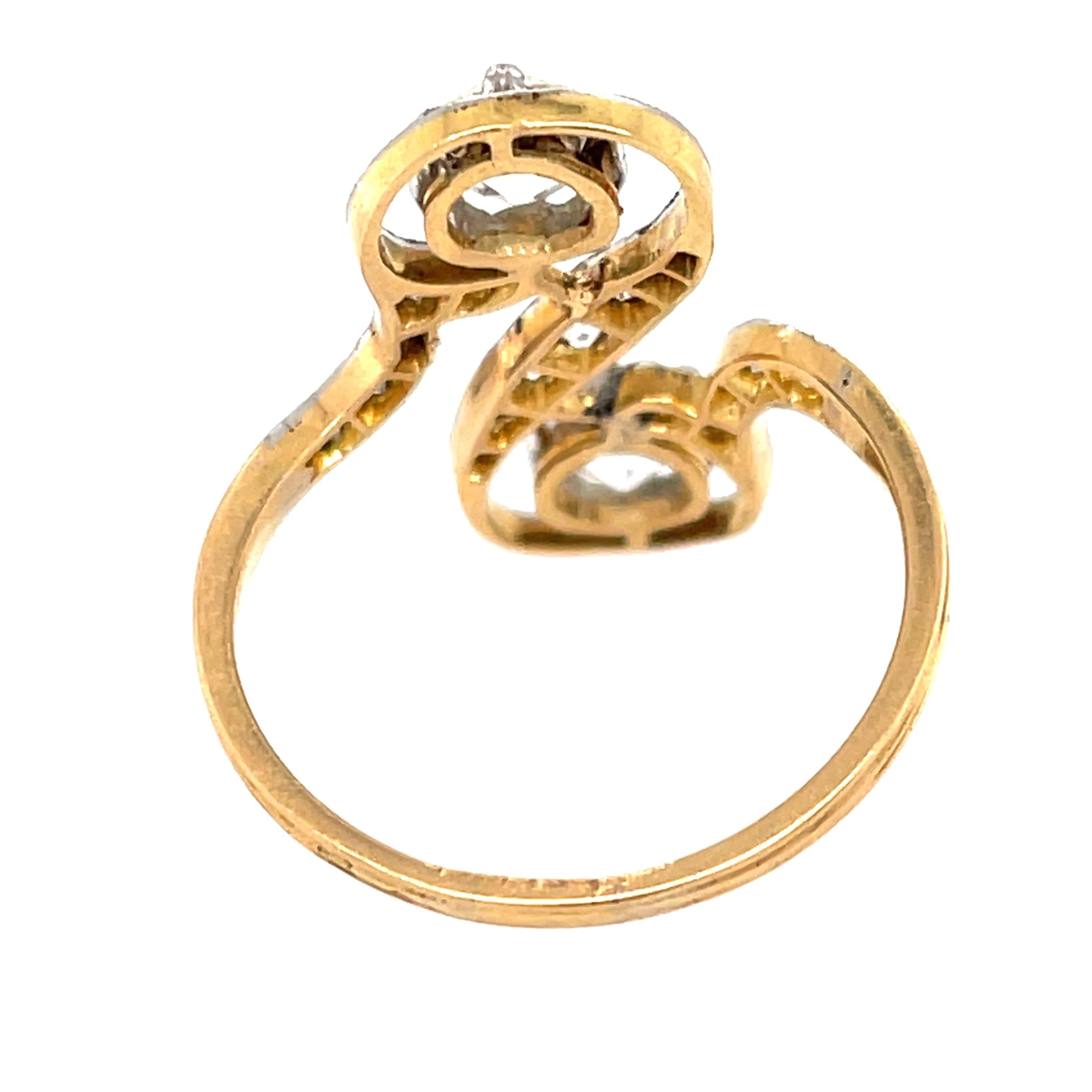 Eine stilvolle antike Edwardian Platin gekrönt 18k Gold Doppel-Diamant-Ring, um 1900. Dieser interessante Ring ist eine Anspielung auf den Bypass-Stil, allerdings mit horizontalerer Fassung. Im Mittelpunkt stehen zwei Diamanten im Old-Mine-Schliff