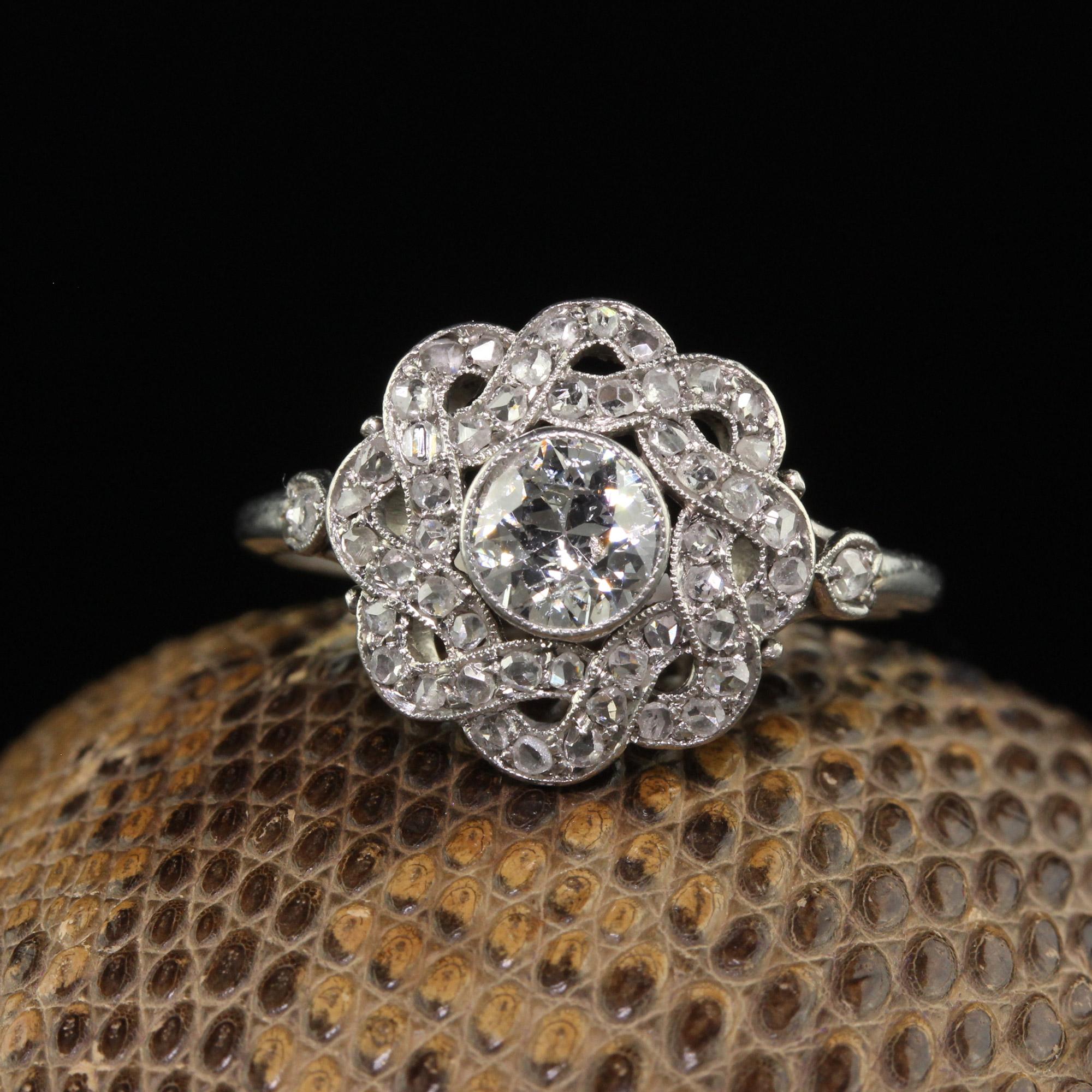 Magnifique bague de fiançailles Edwardienne en platine français et diamant européen ancien. Cette magnifique bague de fiançailles en diamant européen de l'époque édouardienne est fabriquée en platine. Le centre contient un magnifique diamant de