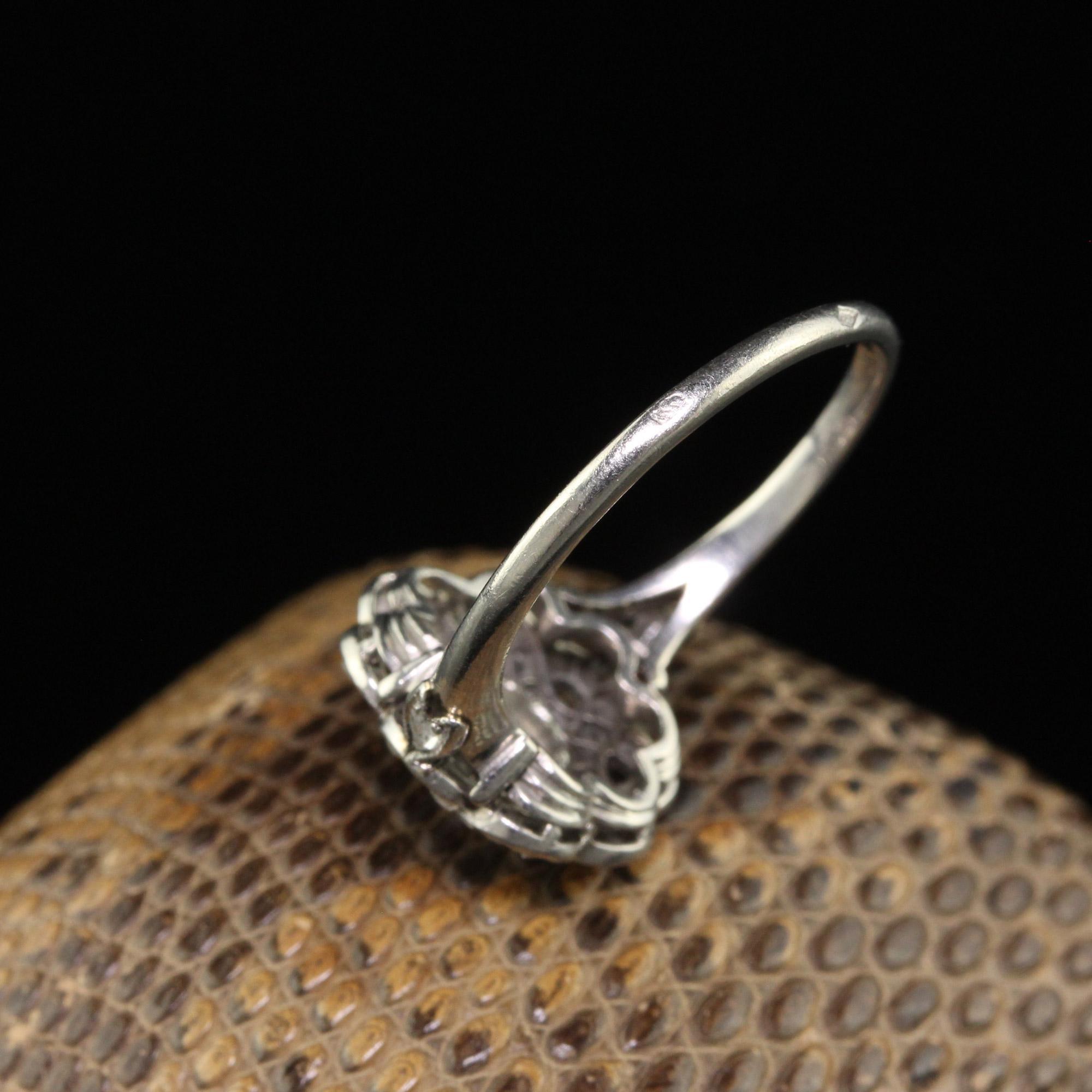 Bague de fiançailles française ancienne de style édouardien en platine avec diamants européens anciens en vente 1