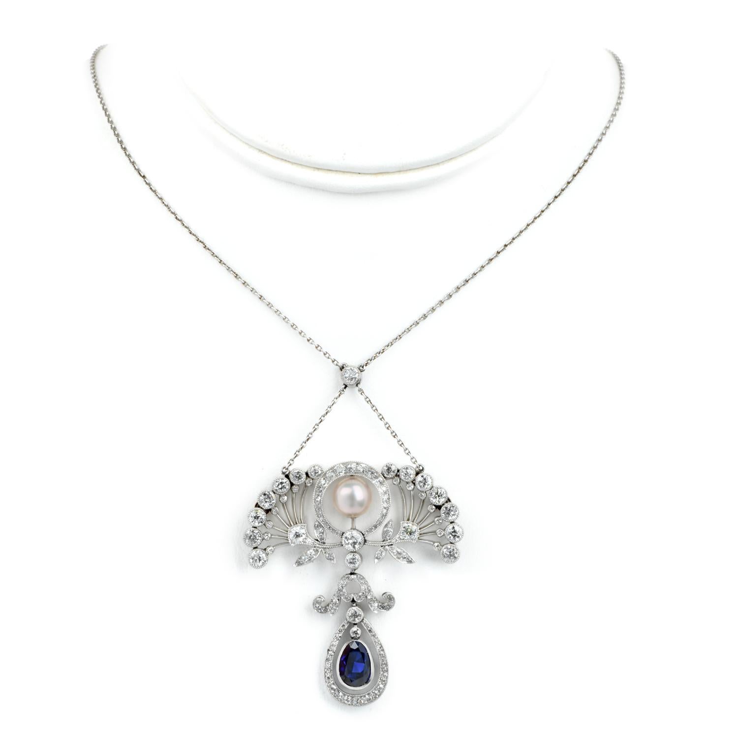 Ein königliches Stück aus den späten 1800er Jahren.

Diese antike Edwardian Diamond GIA Natural Pearl Sapphire Platinum Floral Anhänger Kette Halskette wird Romantik jedes Abendkleid.

Gefertigt aus massivem Platin mit Akzenten aus 18 Karat