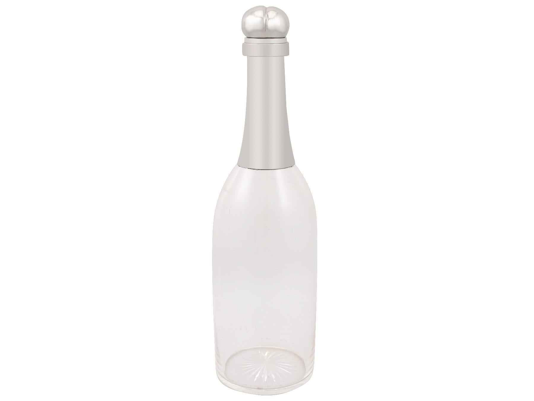 Un impressionante e insolito decanter per bottiglie di champagne in vetro soffiato e tagliato di epoca edoardiana, montato in argento; un'aggiunta alla nostra collezione di vetri montati in argento.

Questo raffinato e imponente decanter per vino in