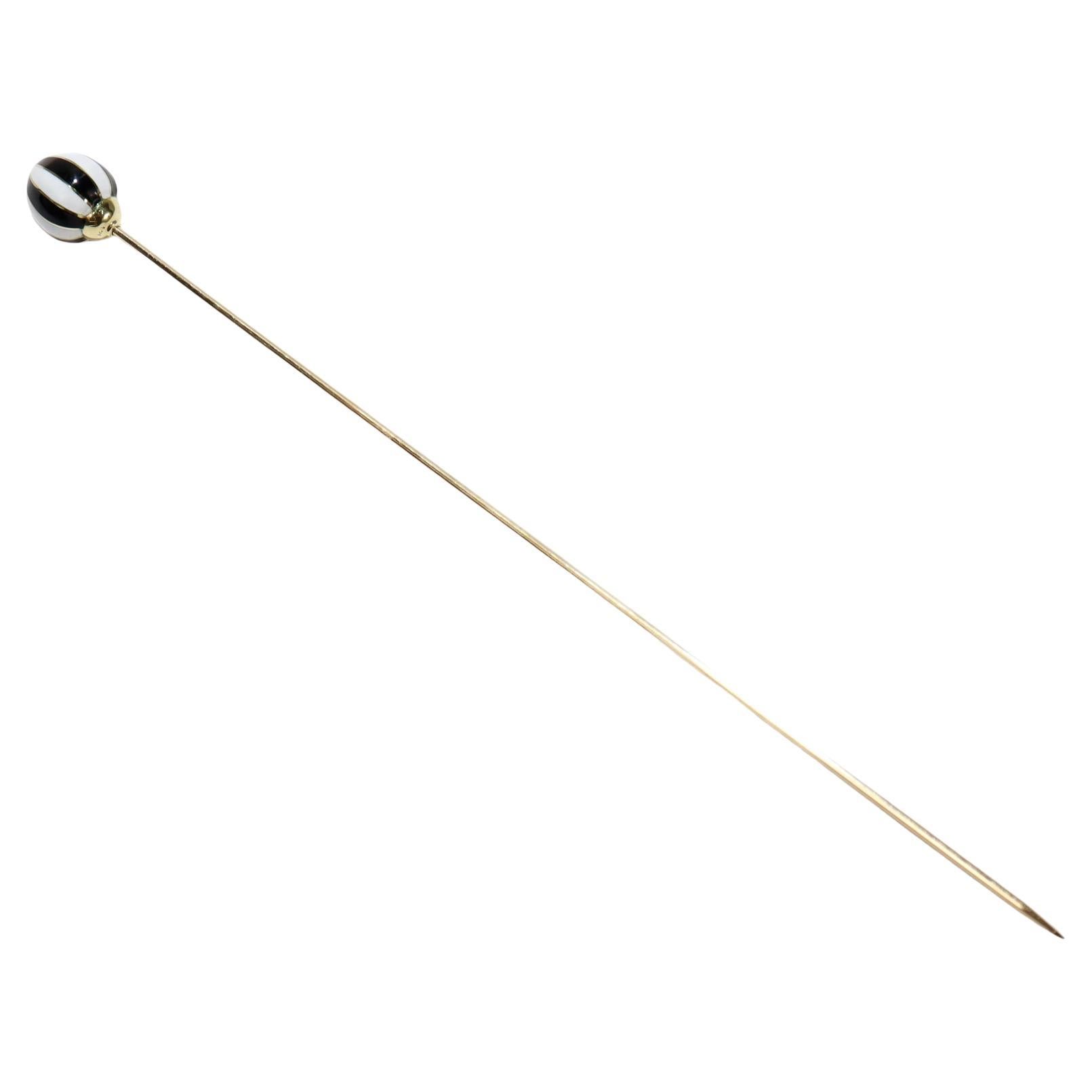 A fine antique Edwardian gold & enamel hat pin.

With a 14k gold bulb-shaped black & white striped enamel finial supported by a long gold-plated pin stem.

Simply a wonderful antique stick pin or hat pin!

Date:
Early 20th Century

Overall