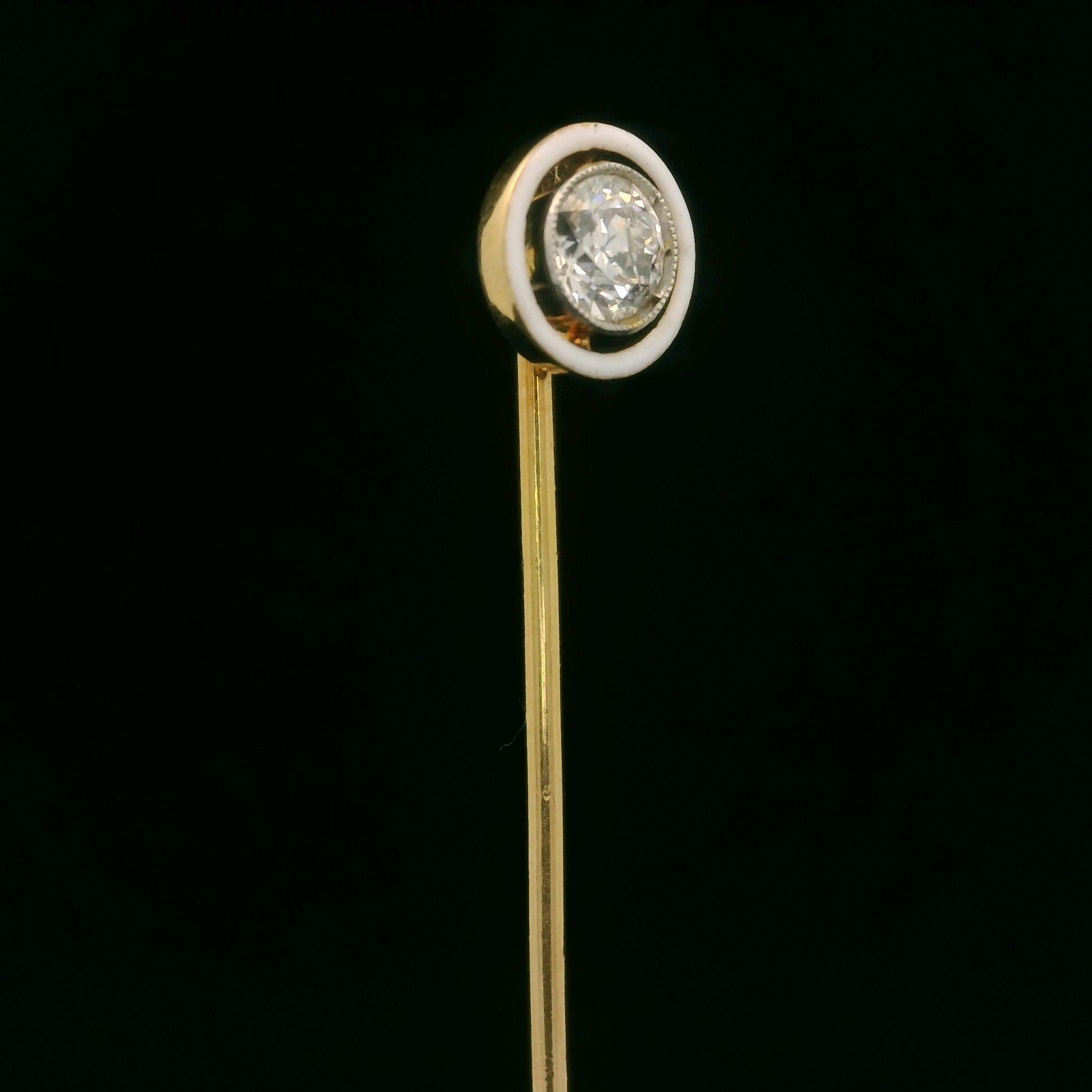 -Pierre(s)
(1) Diamant naturel véritable - taille européenne ancienne - serti - couleur H vif - pureté I1 - 0,50 ct (environ) 

MATERIAL : Or jaune massif 18k - lunette en platine avec émail blanc 
Poids : 2 grammes
Hauteur totale : 66,7 mm (2,6