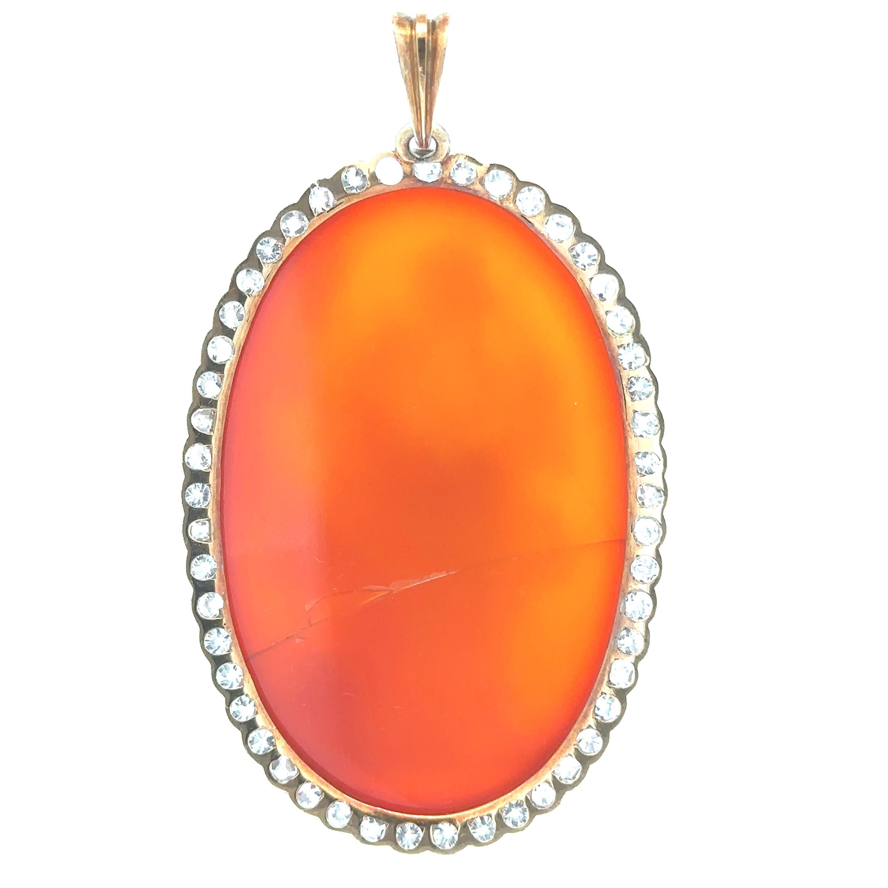 Unglaubliche Detailarbeit !!!
--Stein(e):--
(1) Natürlicher echter geschnitzter Achat - Ovale Form - Lünettenfassung - Orange mit weißer Schnitzfarbe - 53,5x34,5mm (2,1x1,3