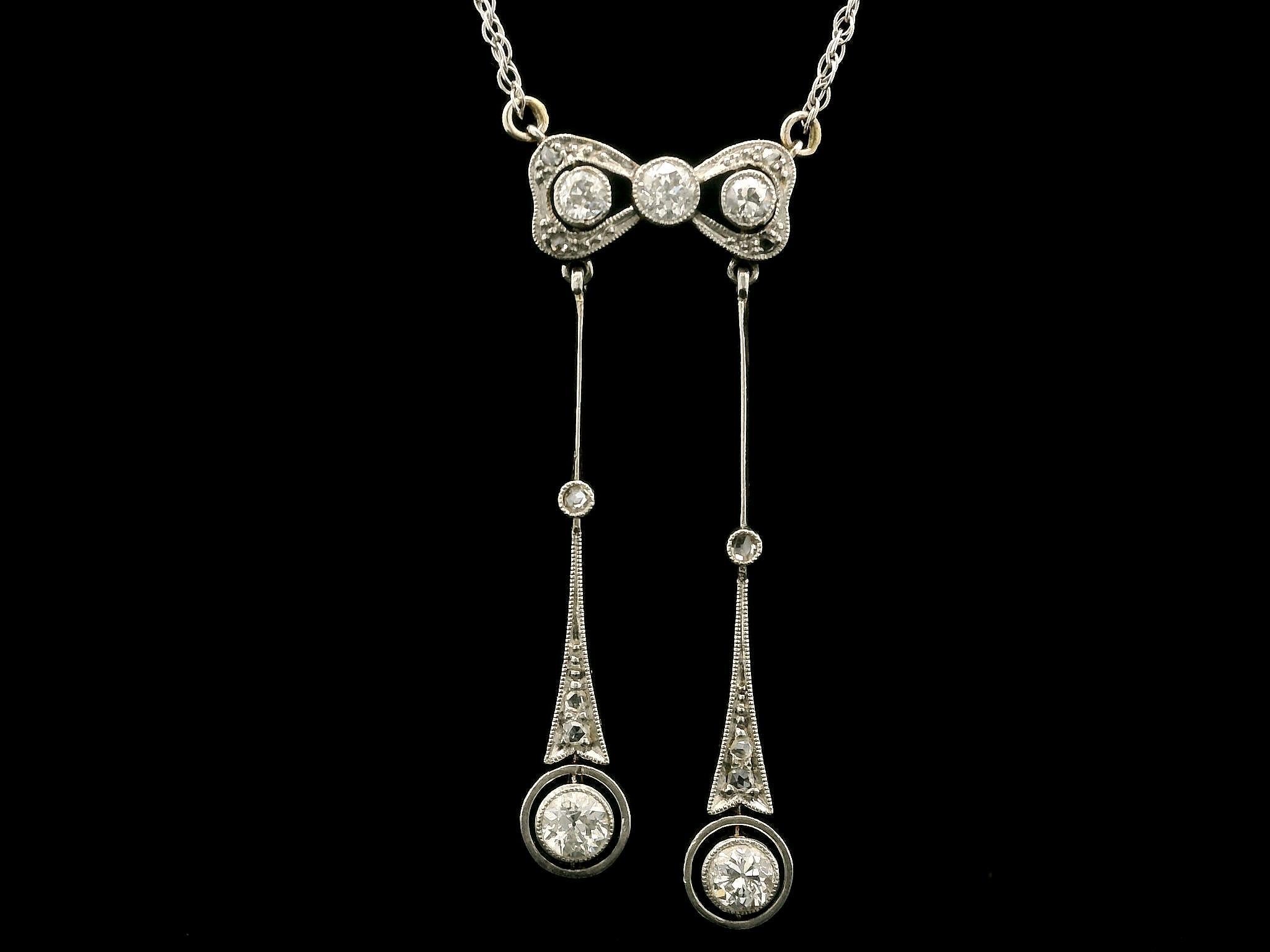 Collier pendentif lavallière édouardien ancien en or et platine avec ruban de diamants en vente 6