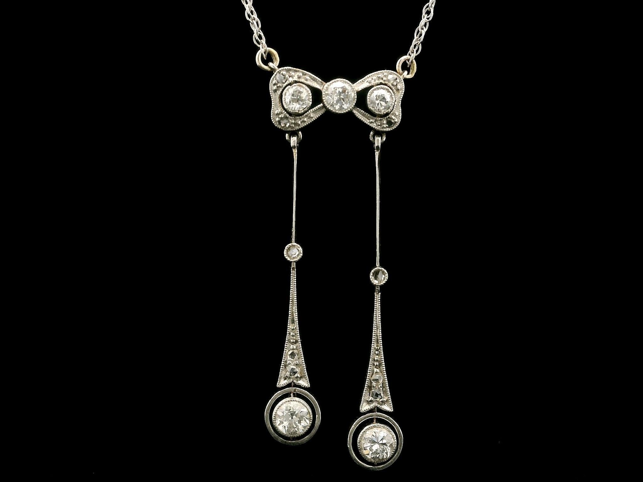 Collier pendentif lavallière édouardien ancien en or et platine avec ruban de diamants Pour femmes en vente