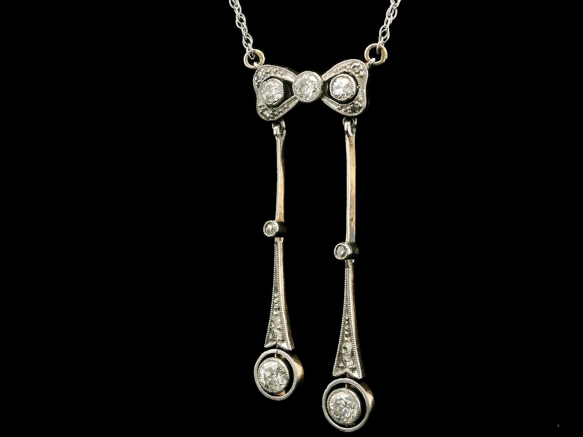 Collier pendentif lavallière édouardien ancien en or et platine avec ruban de diamants en vente 2