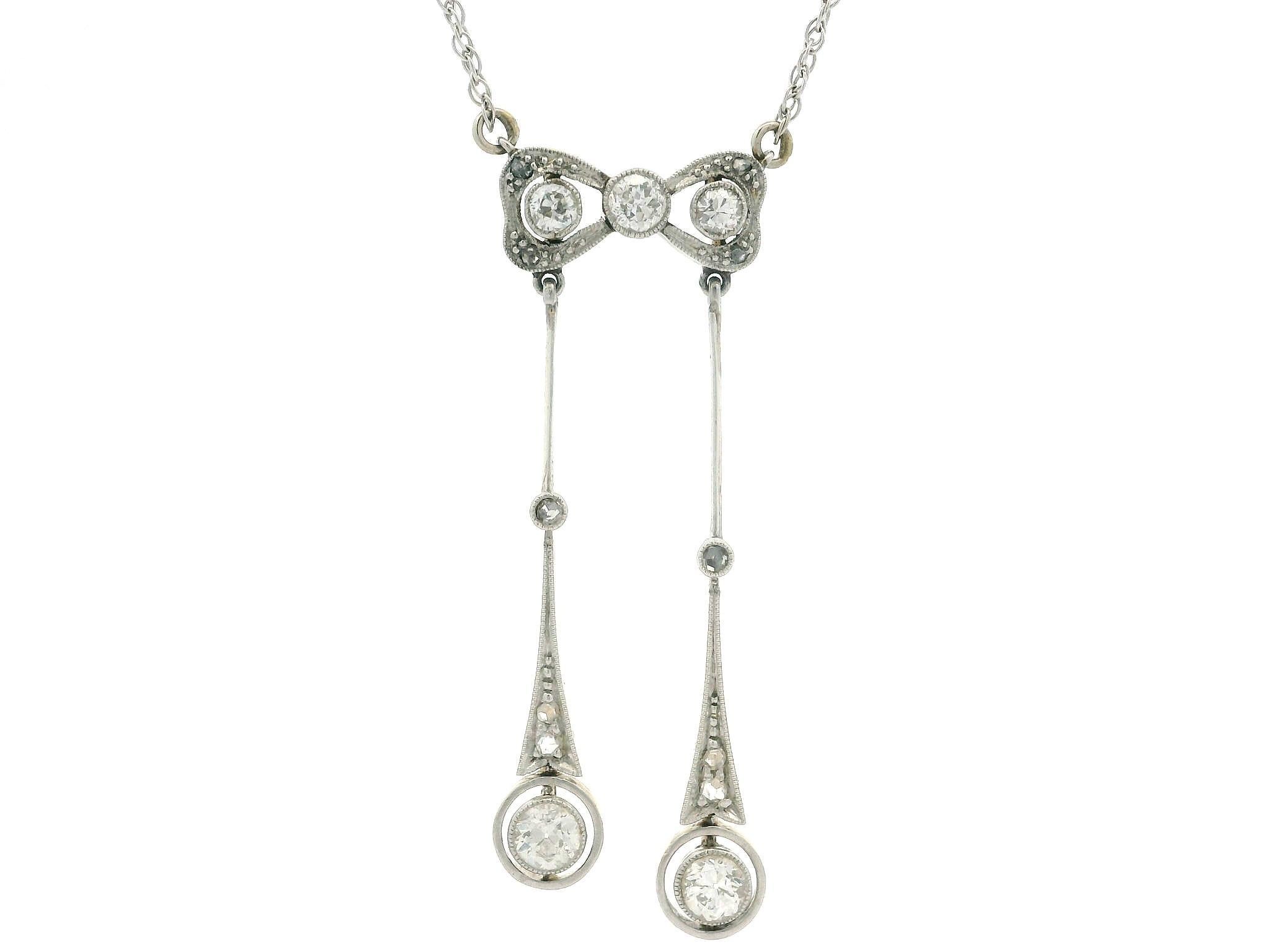 Collier pendentif lavallière édouardien ancien en or et platine avec ruban de diamants en vente 3