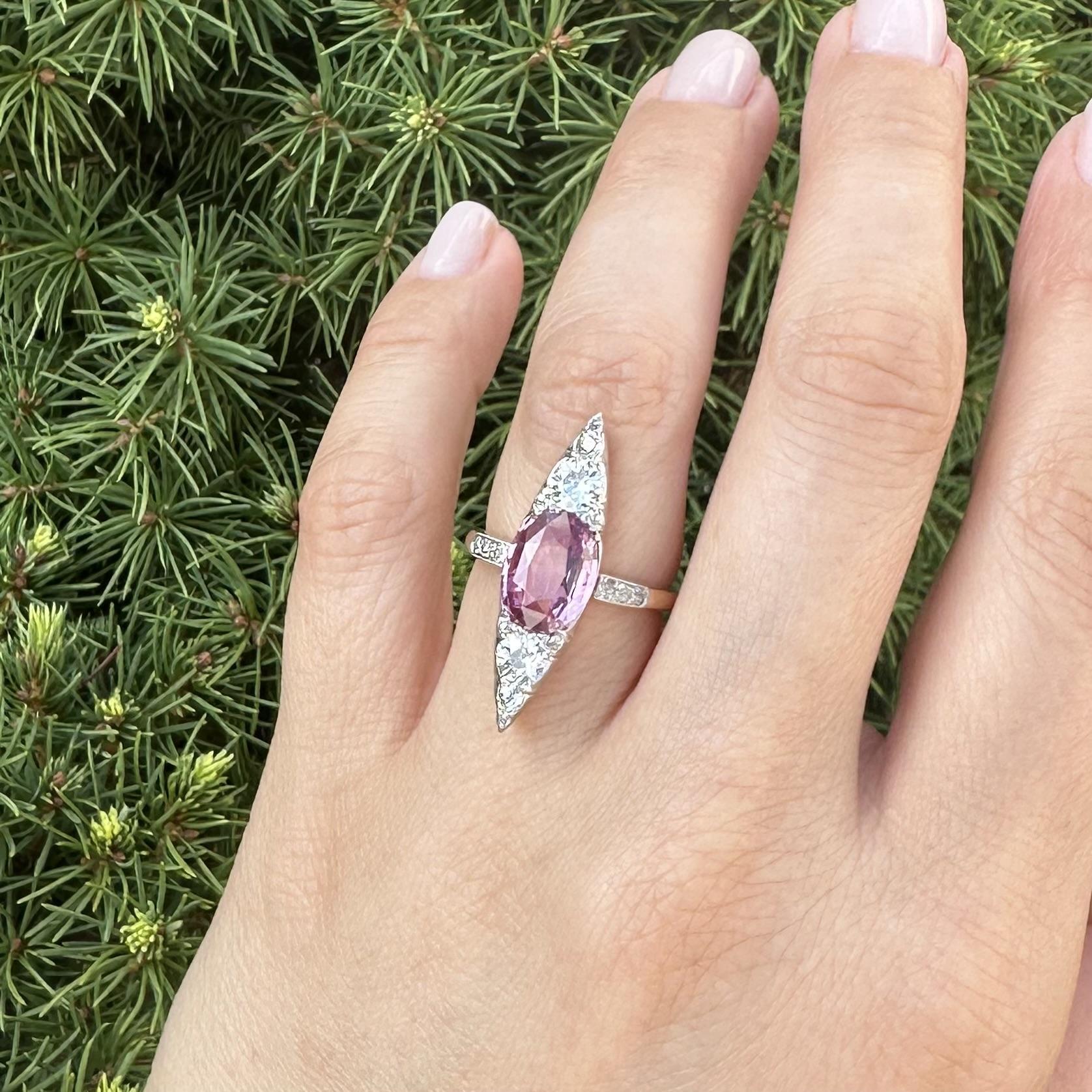 Taille ovale Bague ancienne édouardienne en or et platine, saphir rose, diamant et longue navette en vente