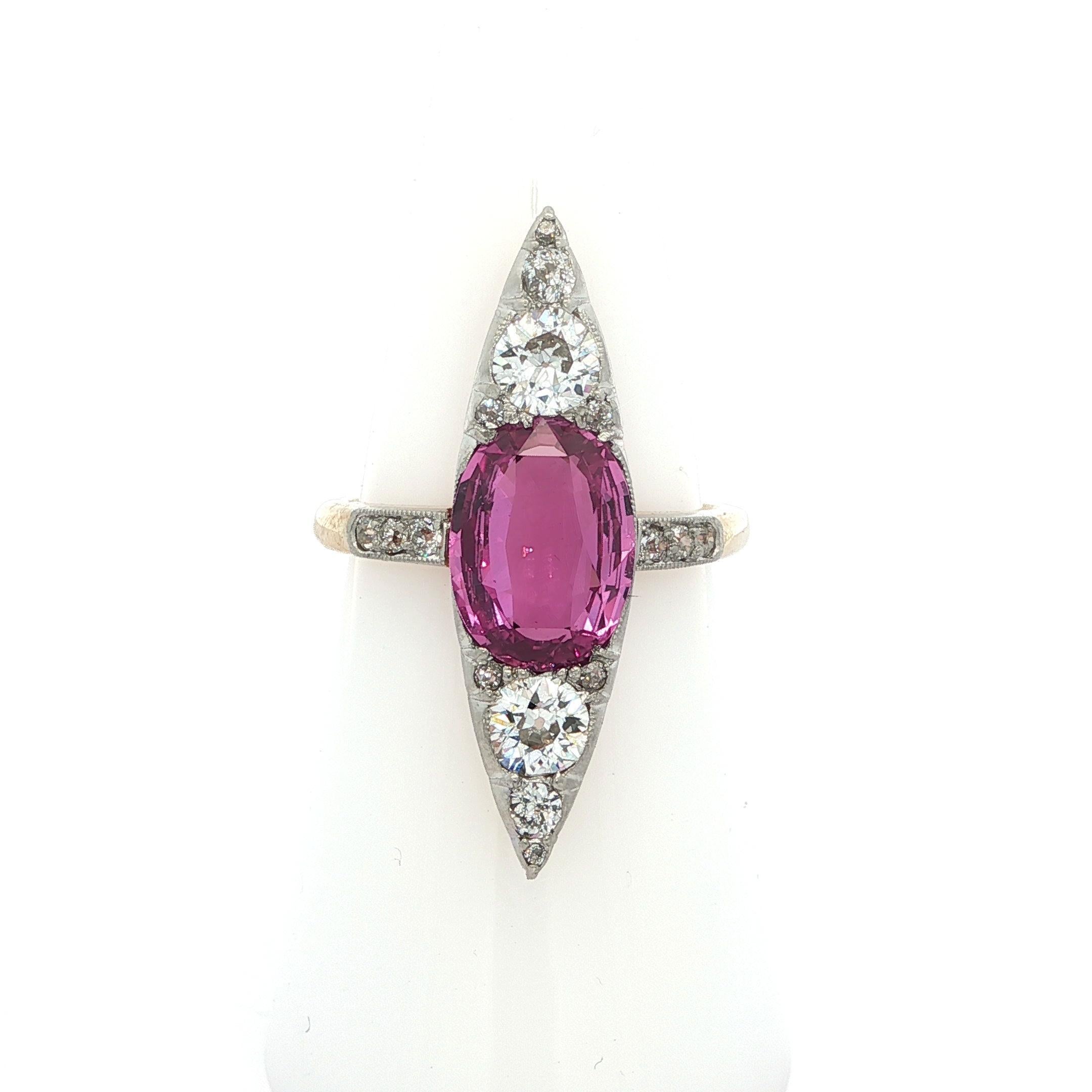 Bague ancienne édouardienne en or et platine, saphir rose, diamant et longue navette en vente