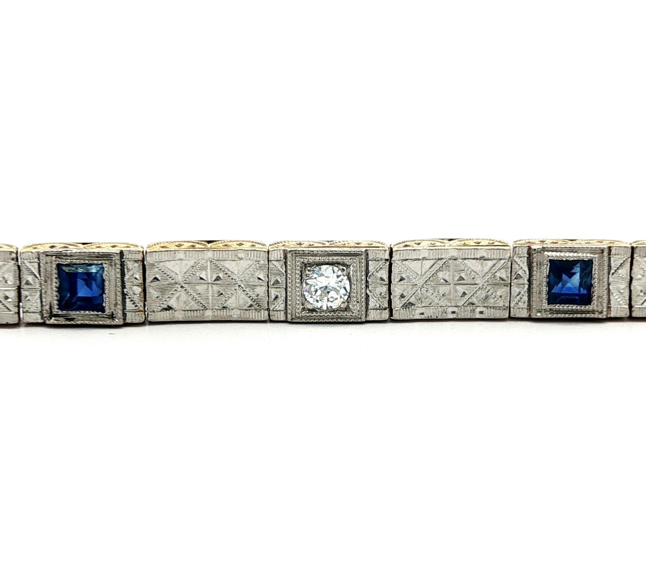 -A. Stone
(1) Diamante naturale autentico - Vecchio taglio europeo - incastonato - Bel diamante bianco brillante - 0,07ctw (circa)
(2) Zaffiro sintetico - Taglio quadrato - castone in graniglia - Colore blu - 2,5x2,6 mm ciascuno (circa)

Materiale: