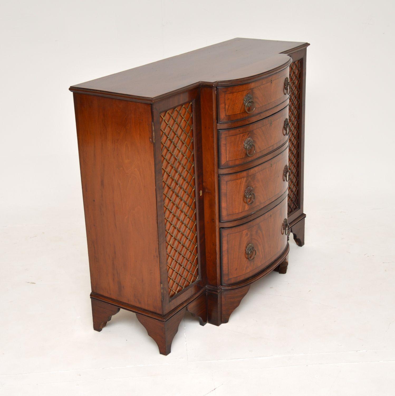 A beautiful antique Edwardian sideboard. This was made in England & dates from around 1900-1910 period.

It is a very useful and compact size, the quality is fantastic. The central bank of drawers are bow fronted, with lovely brass ring pull
