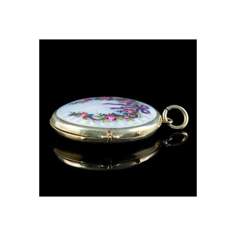 Antique Edwardian Guilloche Enamel Floral Locket, circa 1901 – 1915 For Sale 1