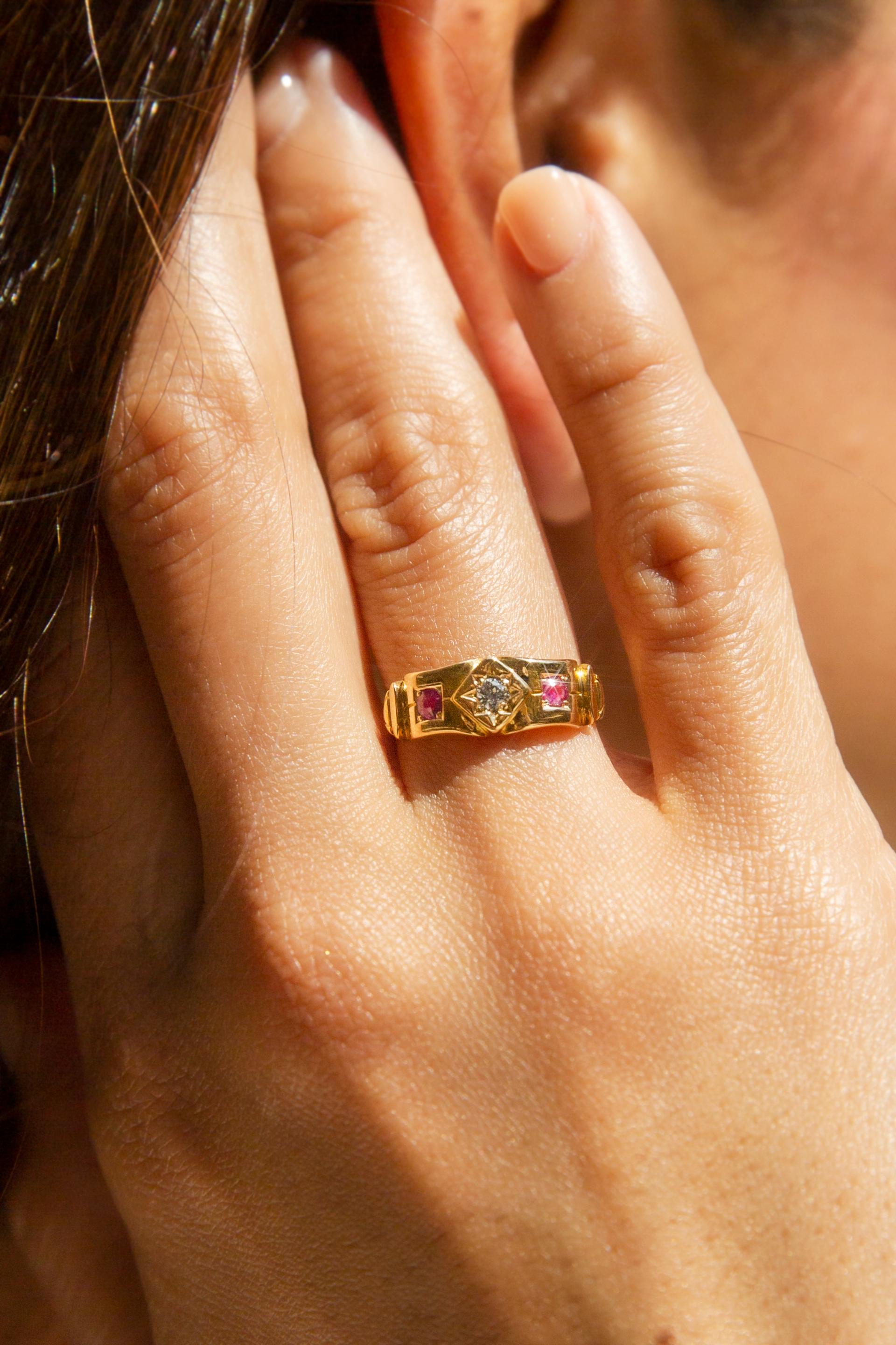 Der liebevoll aus 20-karätigem Gold gefertigte Imelda-Ring ist ein antiker Schatz. Sternförmig gefasste Diamanten und karminrote Rubine in einem Motiv, das an eine andere Zeit und Sensibilität erinnert. Ein Muss für Ihre Vintage- und