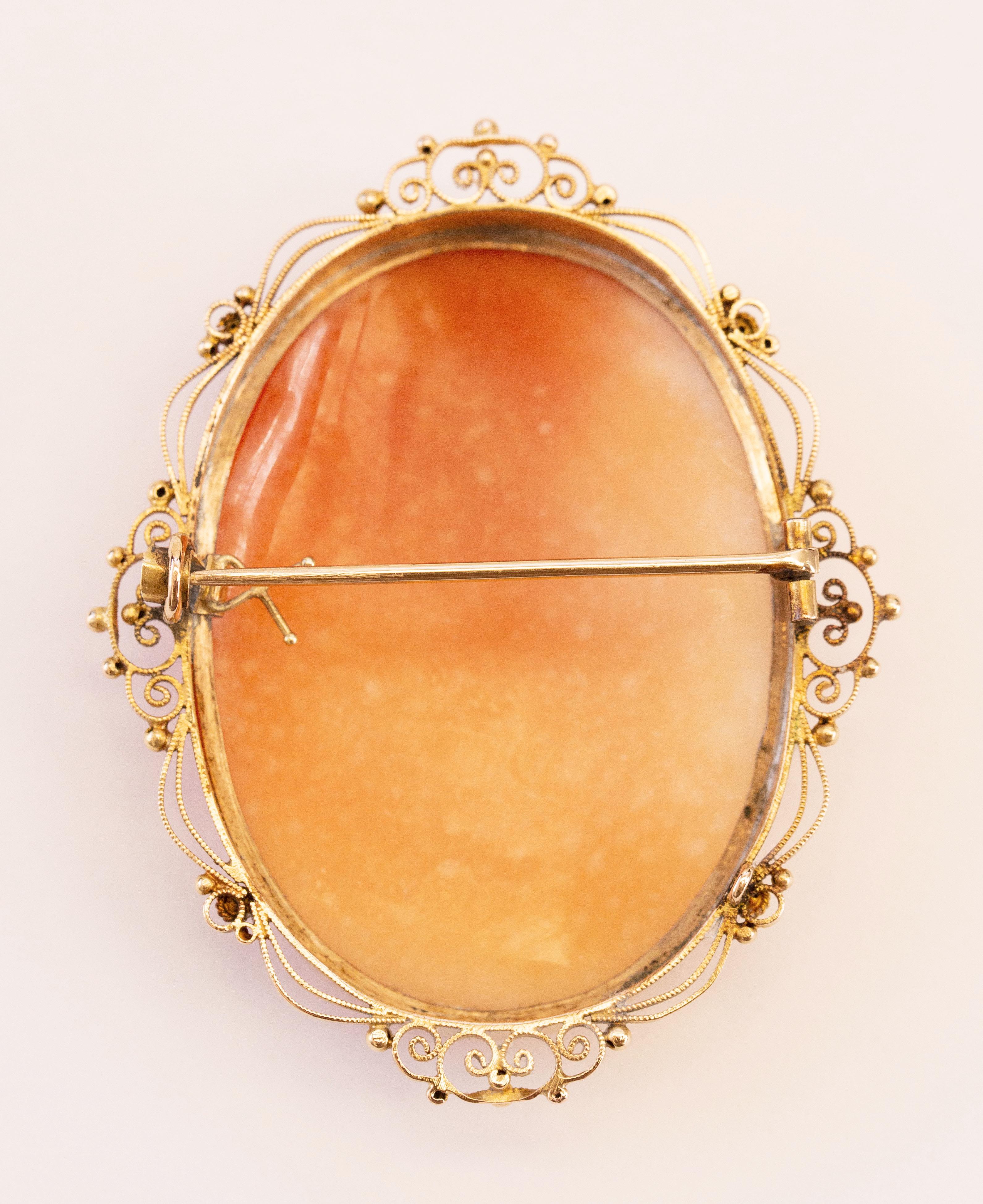 Antique Edwardian Hand Carved Shell Cameo Brooch in 14 Karat Yellow Gold Frame In Good Condition In Arnhem, NL