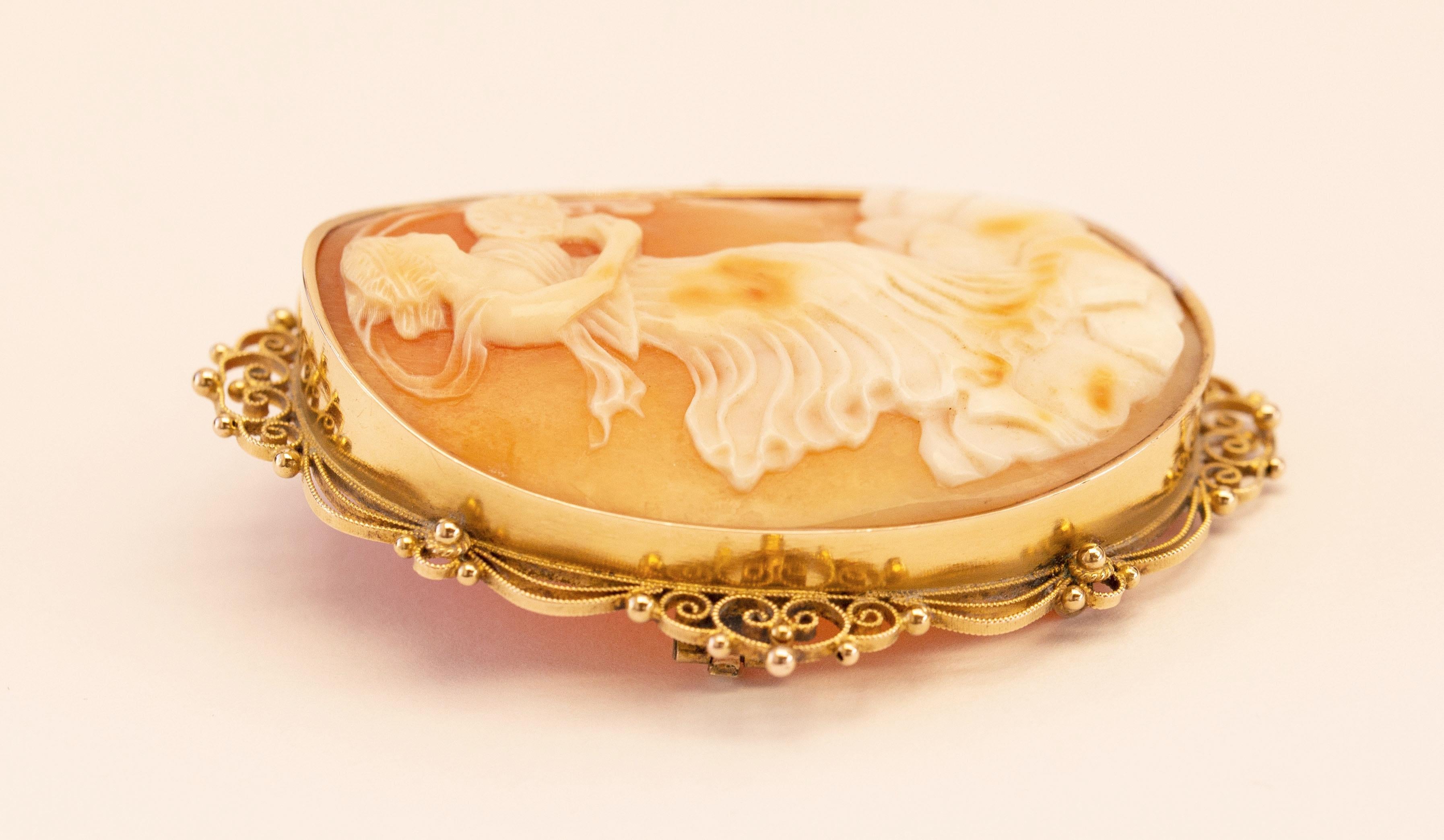 Antique Edwardian Hand Carved Shell Cameo Brooch in 14 Karat Yellow Gold Frame 1