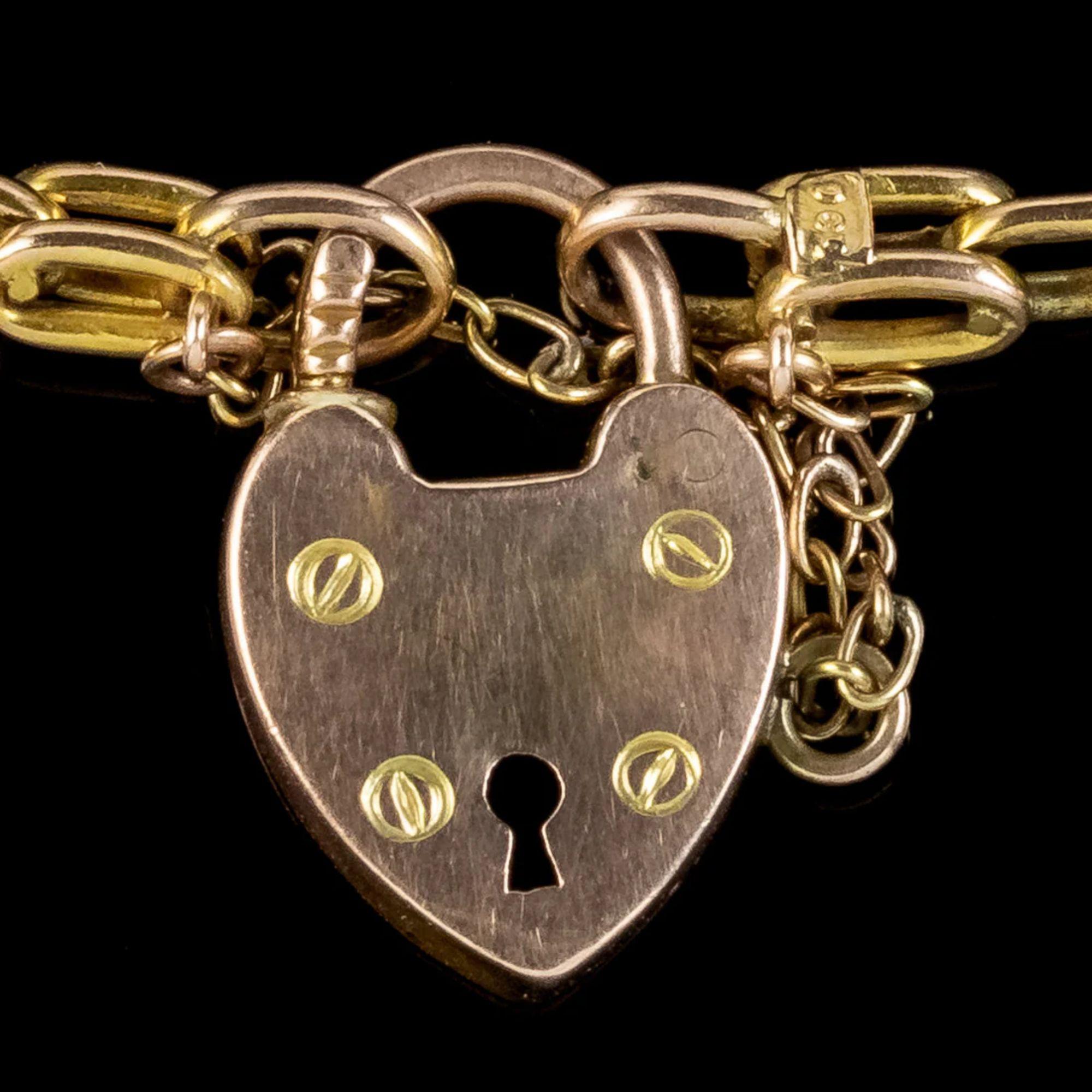 Antique Edwardian Heart Padlock Bracelet in 9 Carat Gold, circa 1910 In Good Condition For Sale In Kendal, GB