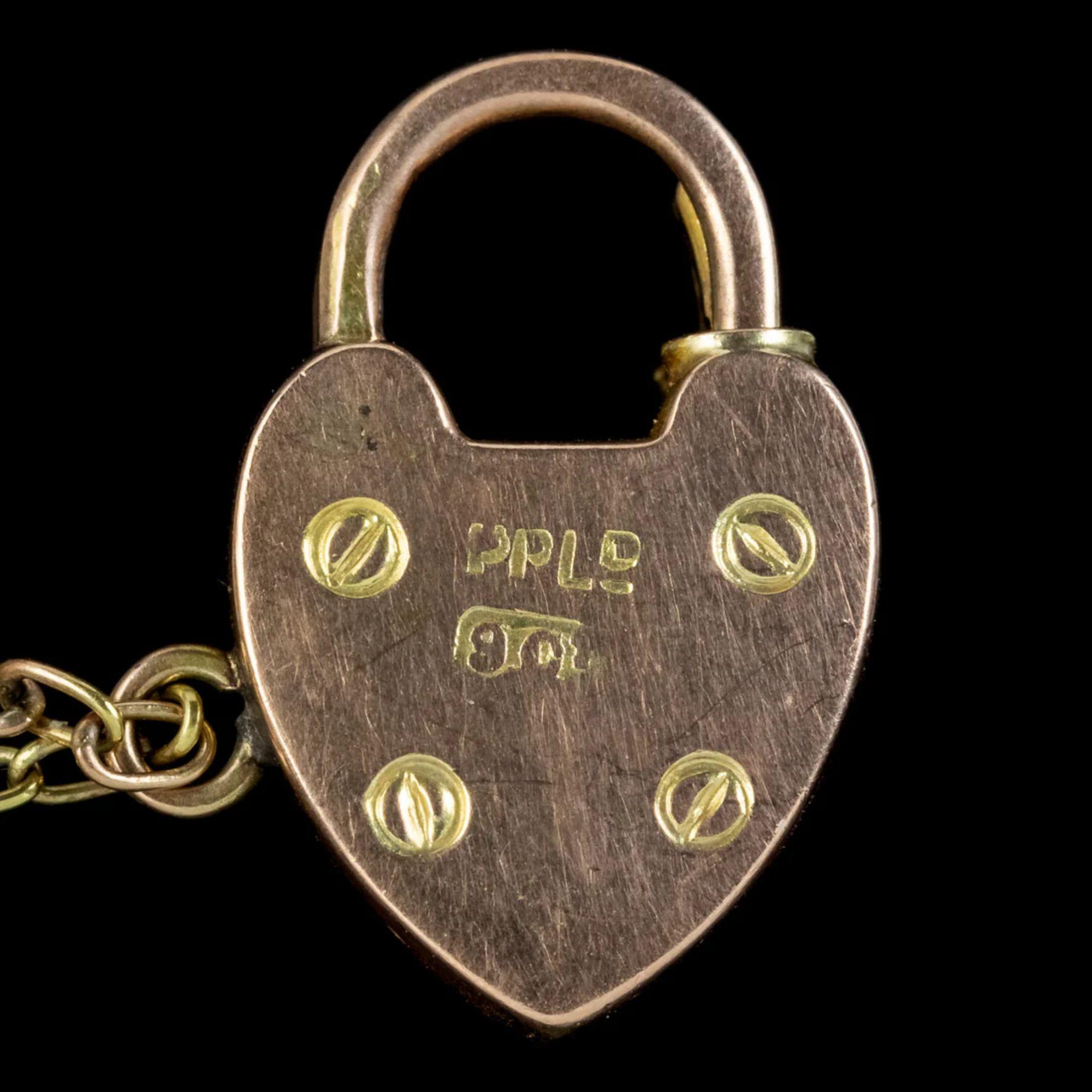 Women's Antique Edwardian Heart Padlock Bracelet in 9 Carat Gold, circa 1910 For Sale