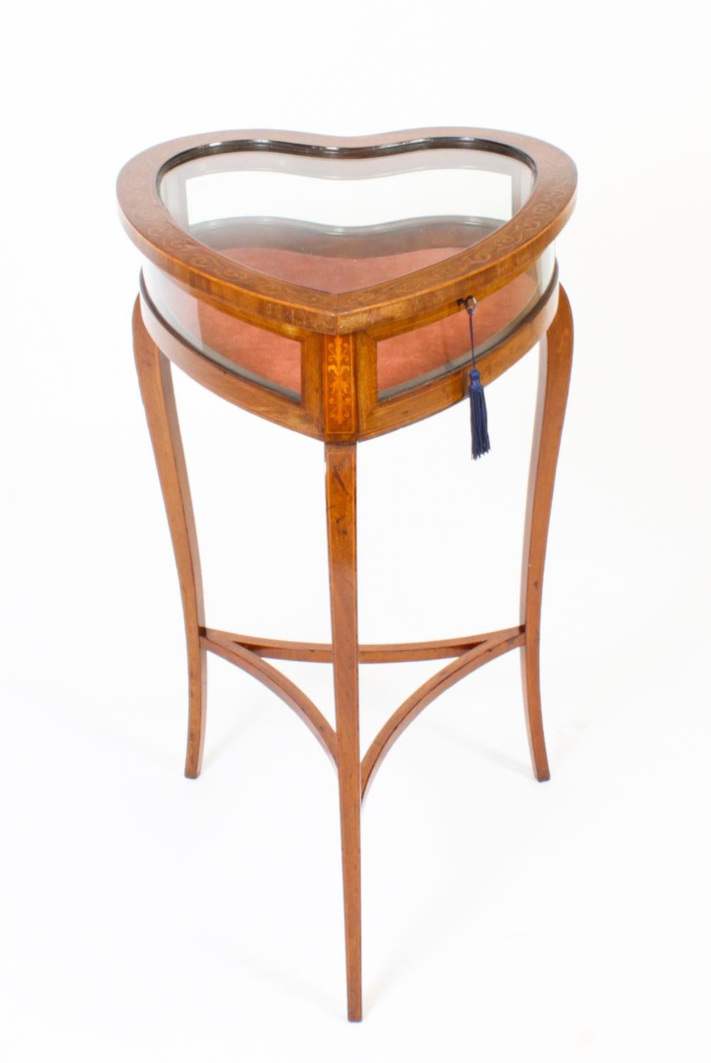 This is an exquisite and wonderful quality antique Edwardian mahogany heart-shaped bijouterie table, circa 1890 in date.
 
This attractive bijouterie table features a delightful glazed top with glazed sides and its sophisticated tan velvet lining