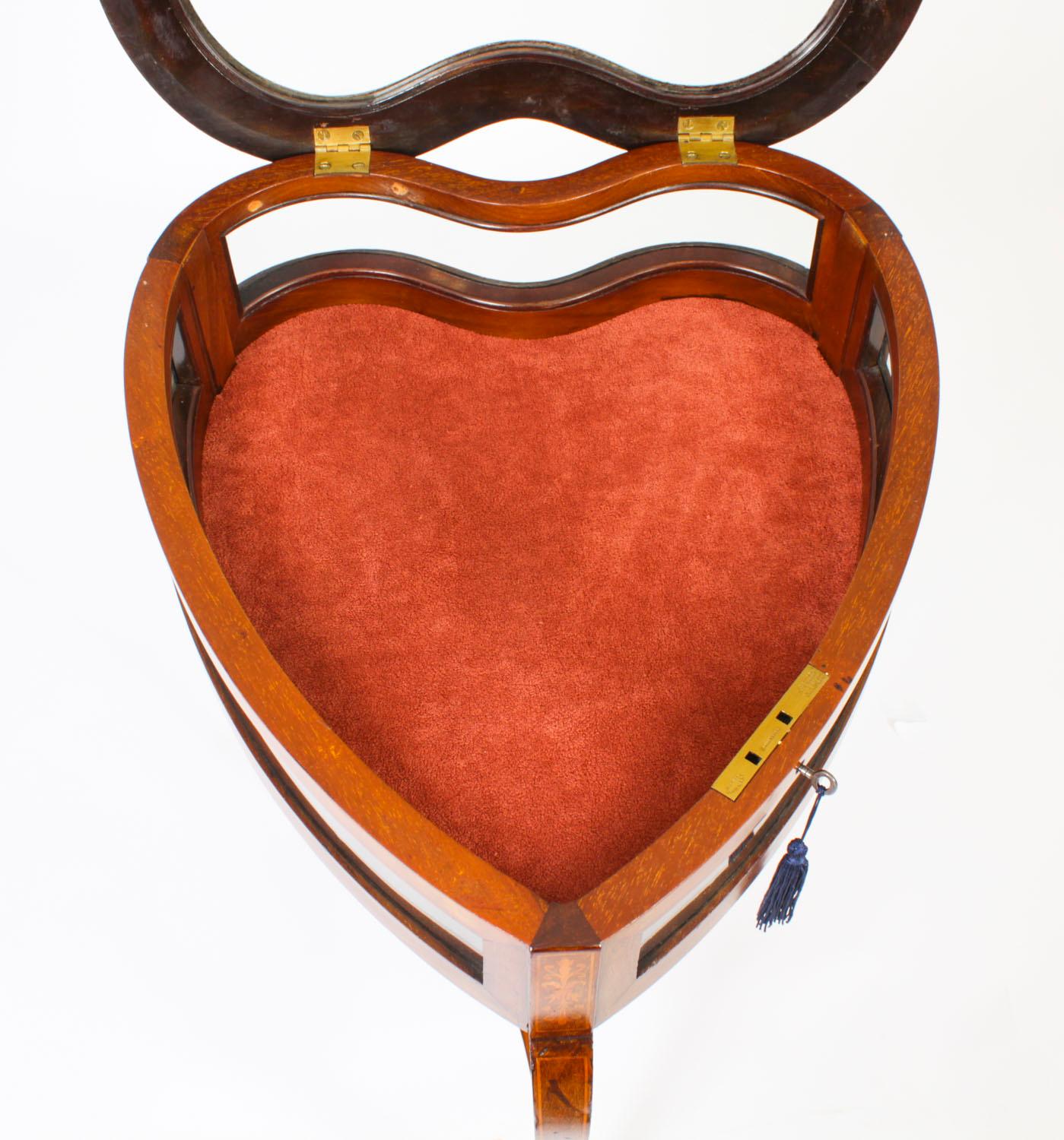 Anglais Antique Edwardian Heart Shaped Display Bijouterie DisplayTable 19th C en vente