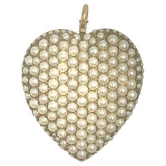 Antiguo colgante eduardiano de oro de 14 quilates con forma de corazón de perla natural, Riker Brothers