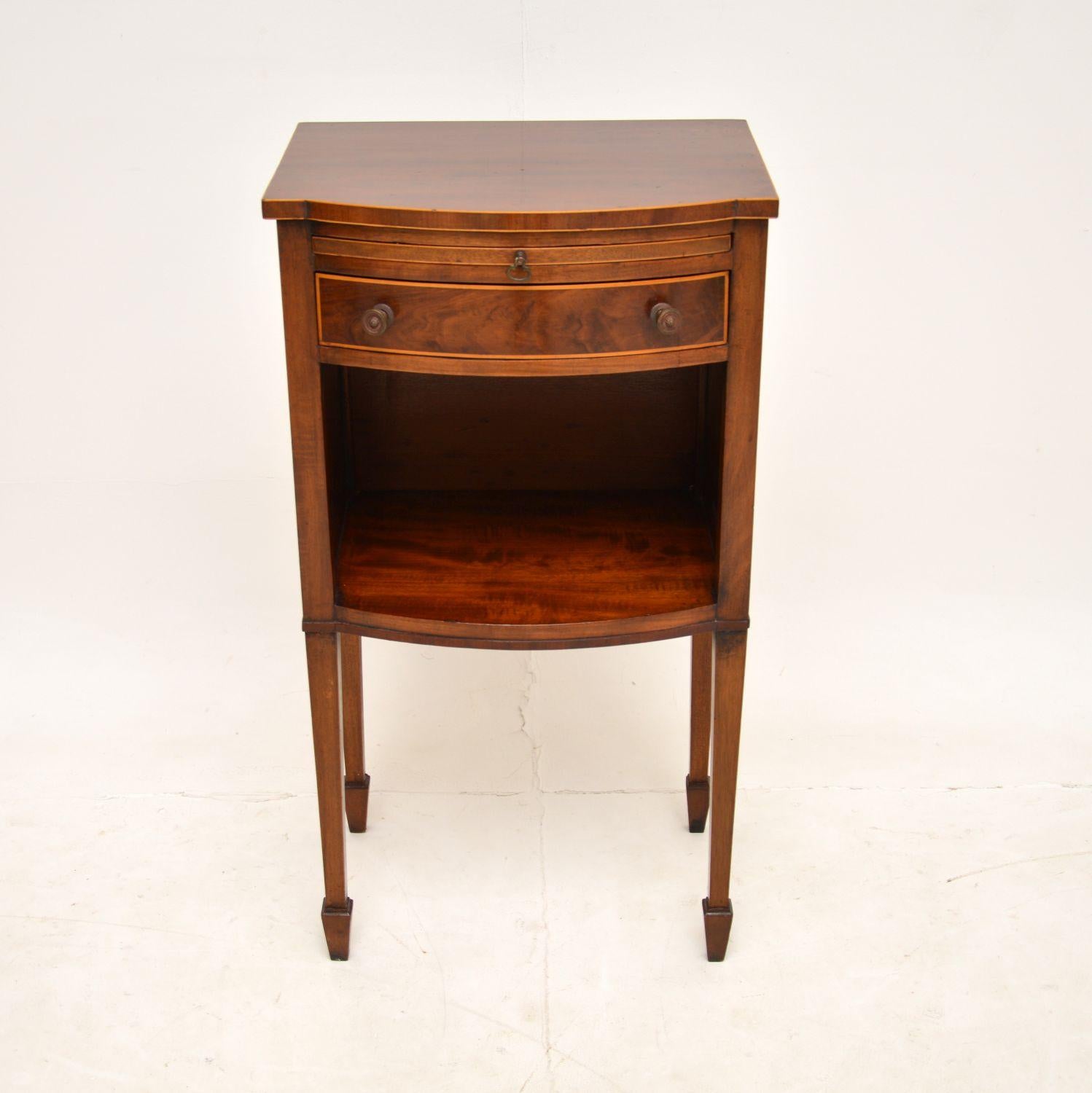 A lovely antique Edwardian side cabinet. This was made in England, it dates from the 1900-1910 period.

The quality is fantastic, this is a very useful size, perfect for use as a bedside cabinet or in various settings around the home. There is a