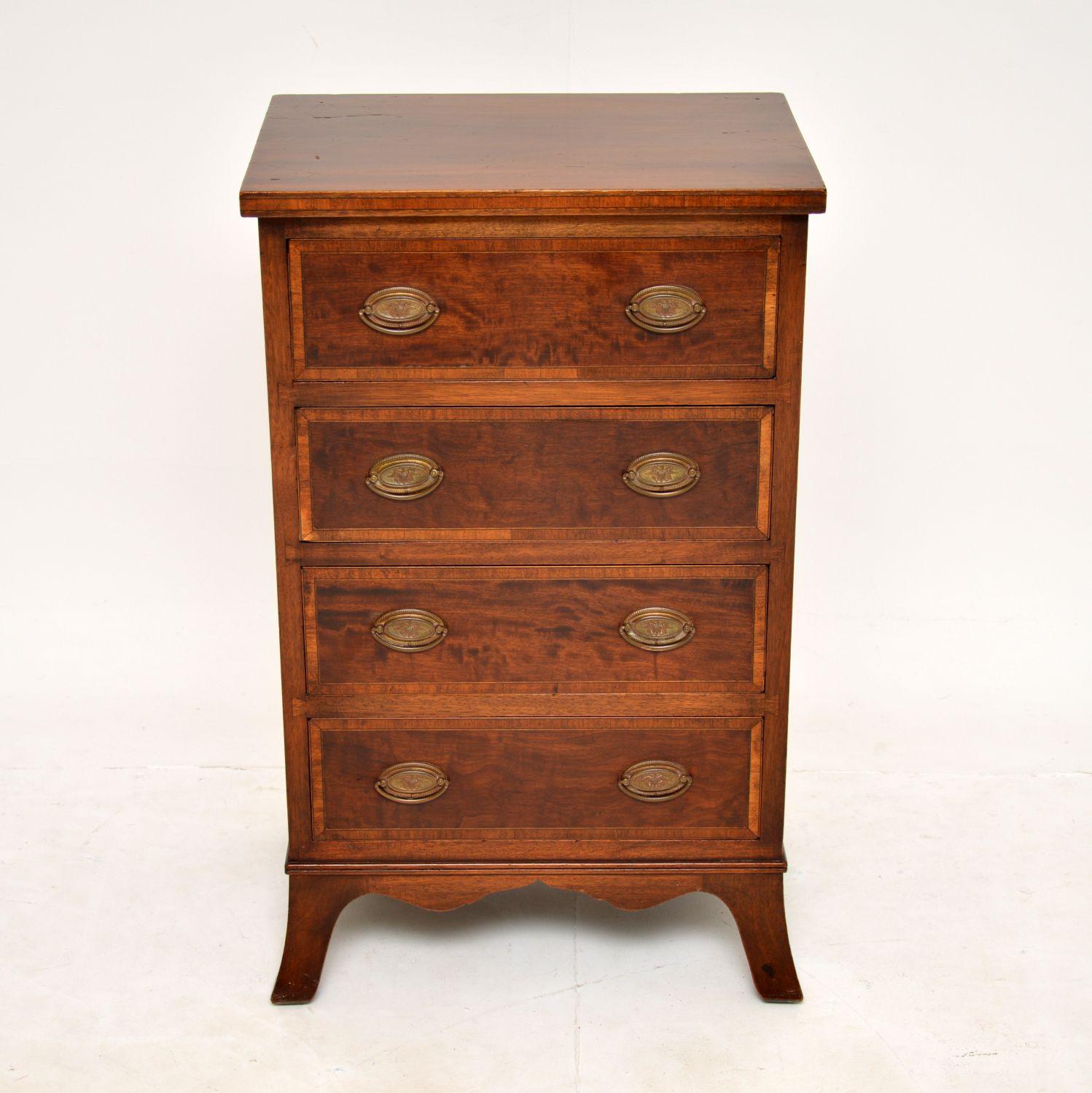 A slim & small proportioned antique Edwardian chest of drawers. This was made in England & dates from around the 1900-1910 period.

The quality is superb, there is gorgeous satinwood inlay around the top edge and drawer fronts. The brass handles are