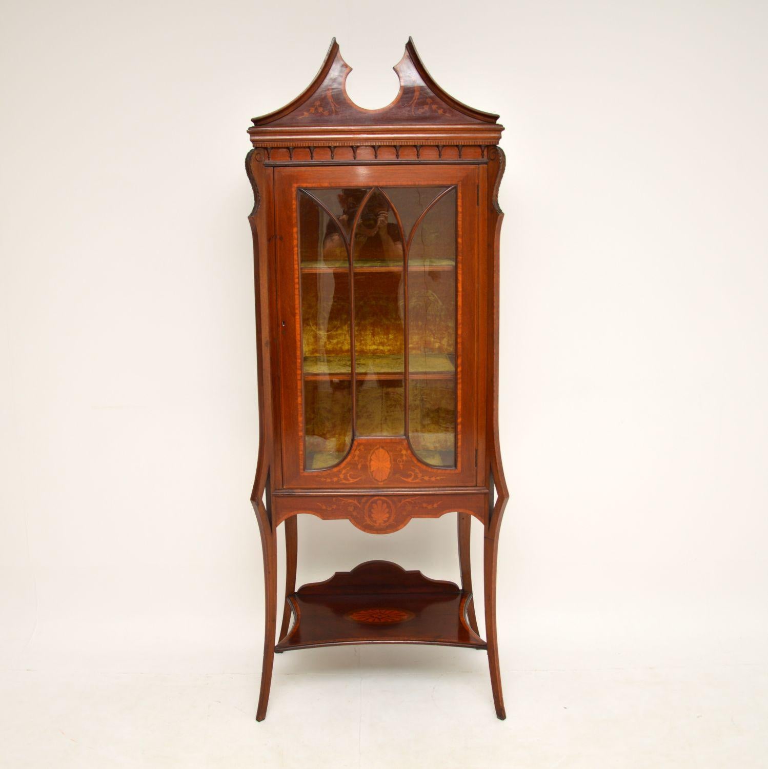 A stunning antique Edwardian display cabinet, this is one of the best models we have come across. It dates from the 1890-1910 period.

The quality is outstanding, and this has a wonderfully elegant design. There is fine satin wood inlaid marquetry