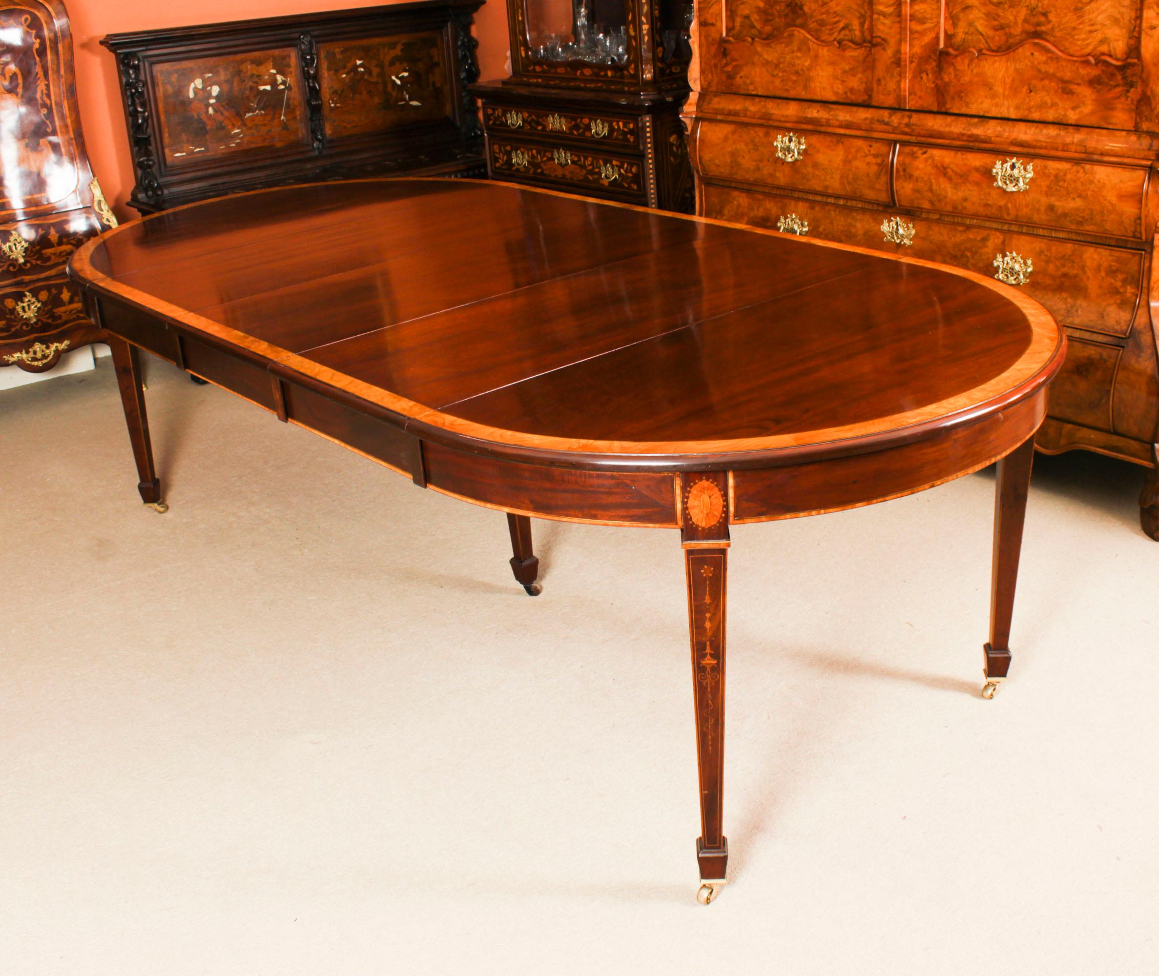 Antique Edwardian Inlaid Flame Mahogany Extending Dining Table Early 20th C. In Good Condition In London, GB