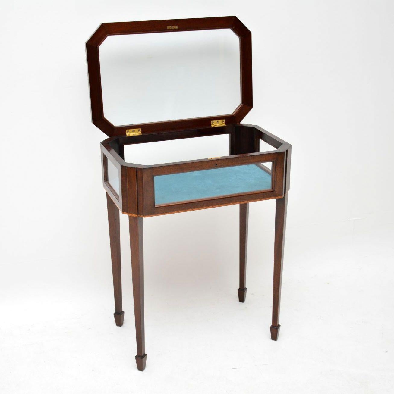 Fine quality antique Edwardian mahogany Bijouterie display table in excellent condition and dating from the 1890-1910 period. It has a glass top and sides, so the items on display inside will be well seen. There are satinwood inlays on the top and