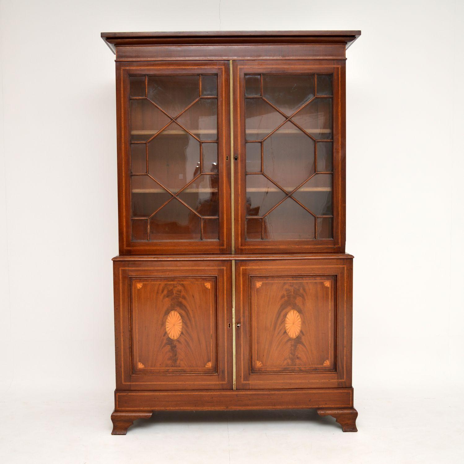 Very smart antique Edwardian Sheraton style mahogany bookcase dating from the 1890-1900 period and in excellent original condition.

It’s made in two sections, with the astral-glazed upper part having adjustable bookshelves on sharks tooth