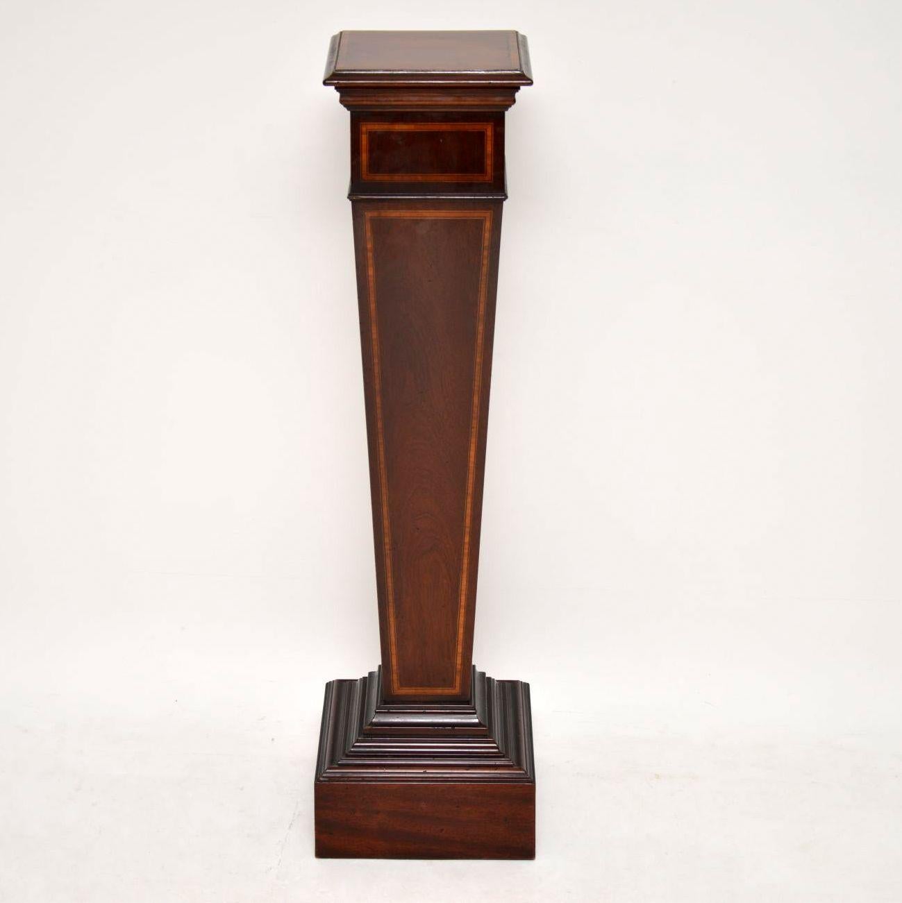 Antique Edwardian mahogany column with strong satinwood inlays. It’s in good original condition and would be perfect as a stand for a large statue or bust. The top also has satinwood banding. This stand dates to around the 1890-1910