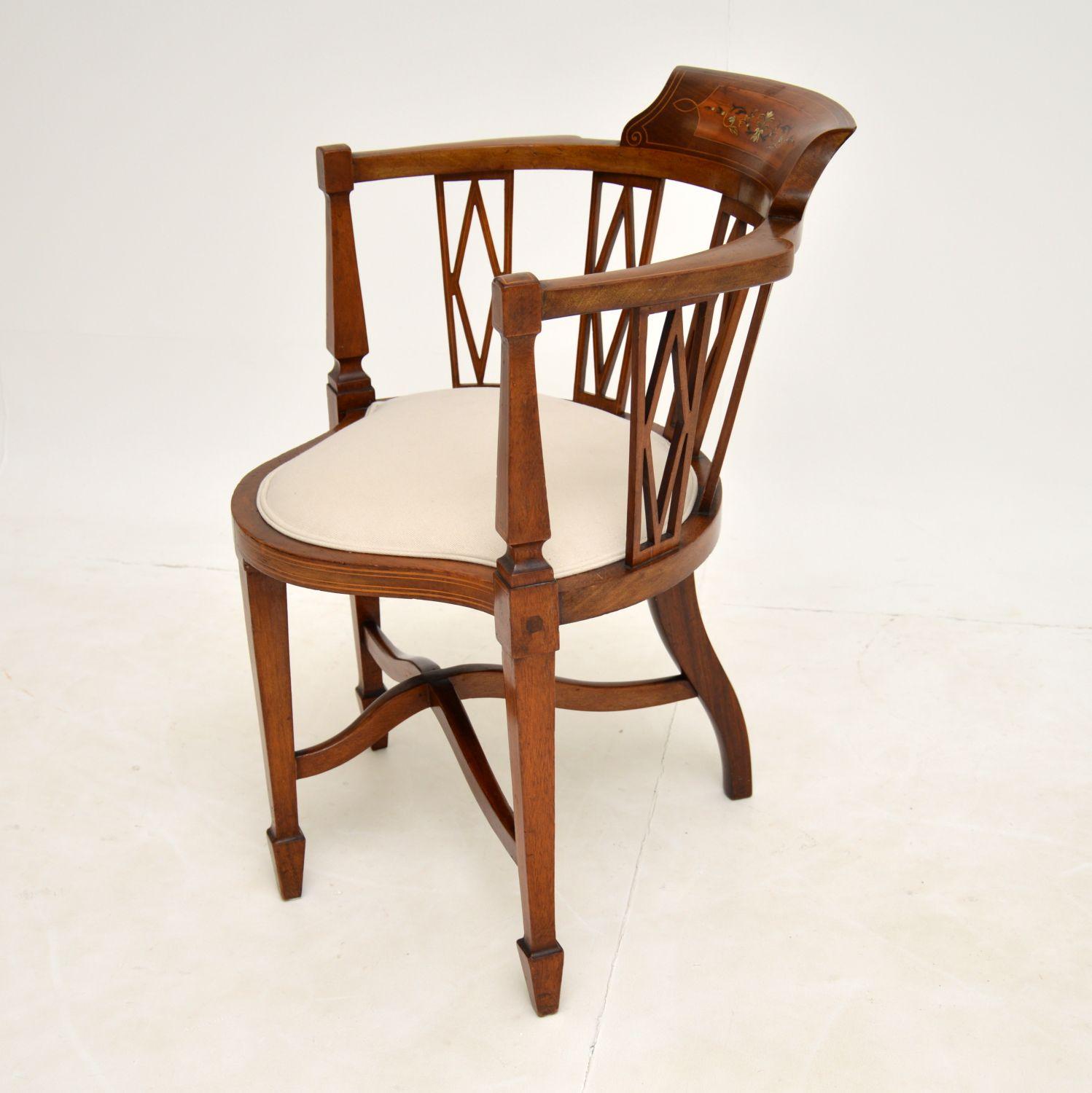 A beautiful antique Edwardian corner chair in mahogany. This dates from the 1890-1900 period, it was made in England.

The frame is beautifully designed and is solid mahogany, with satin wood inlay and mother of pearl inlays on the back rest. The