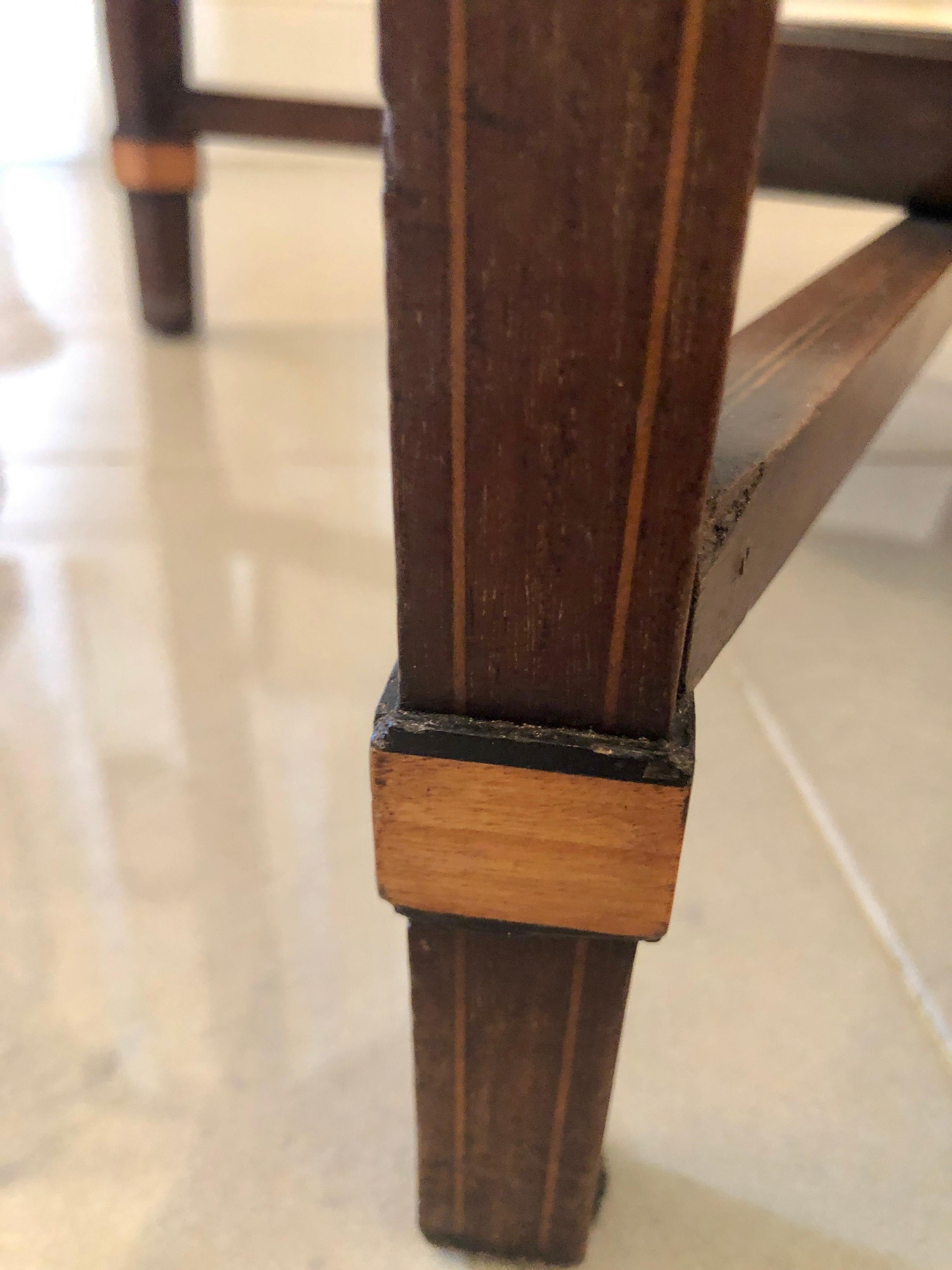 Mesa bandeja antigua eduardiana de caoba con incrustaciones principios del siglo XX en venta