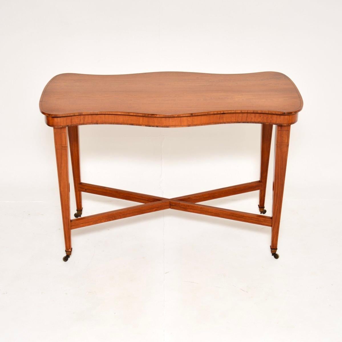 Ein schöner antiker Beistelltisch aus edwardianischem Satinholz mit Intarsien, der in England hergestellt wurde und aus der Zeit um 1900-1910 stammt.

Er ist von hervorragender Qualität und hat eine nützliche Größe, um als Beistelltisch oder