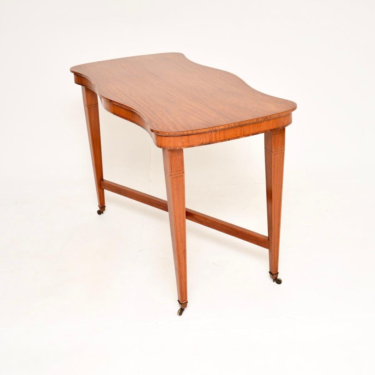 Antiker Edwardianischer Tisch mit Intarsien aus Satinholz (Britisch) im Angebot
