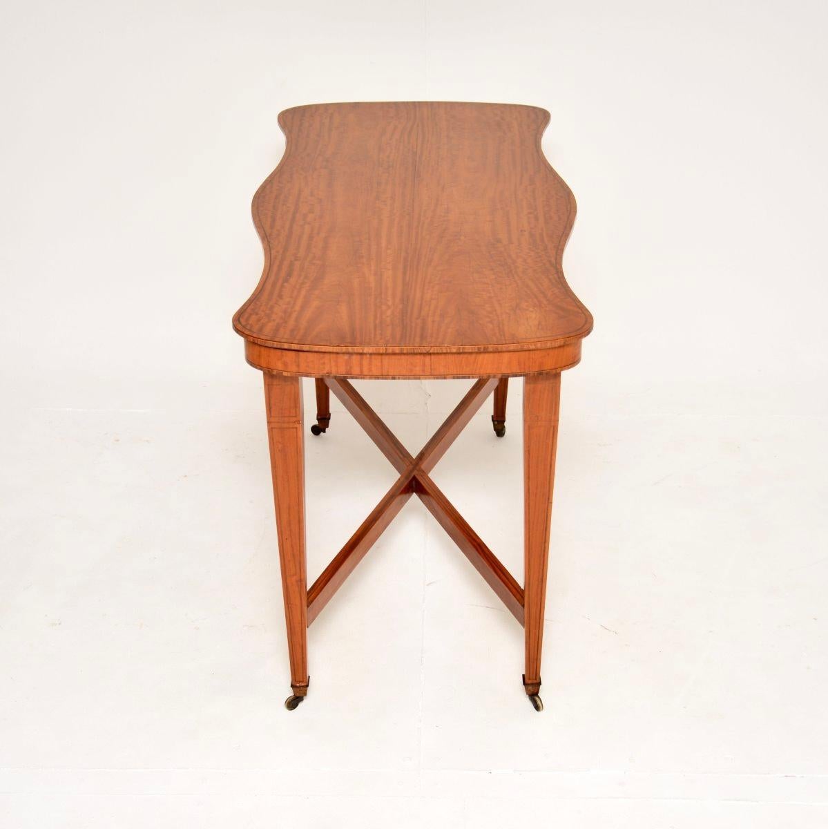 Antiker Edwardianischer Tisch mit Intarsien aus Satinholz im Zustand „Gut“ im Angebot in London, GB