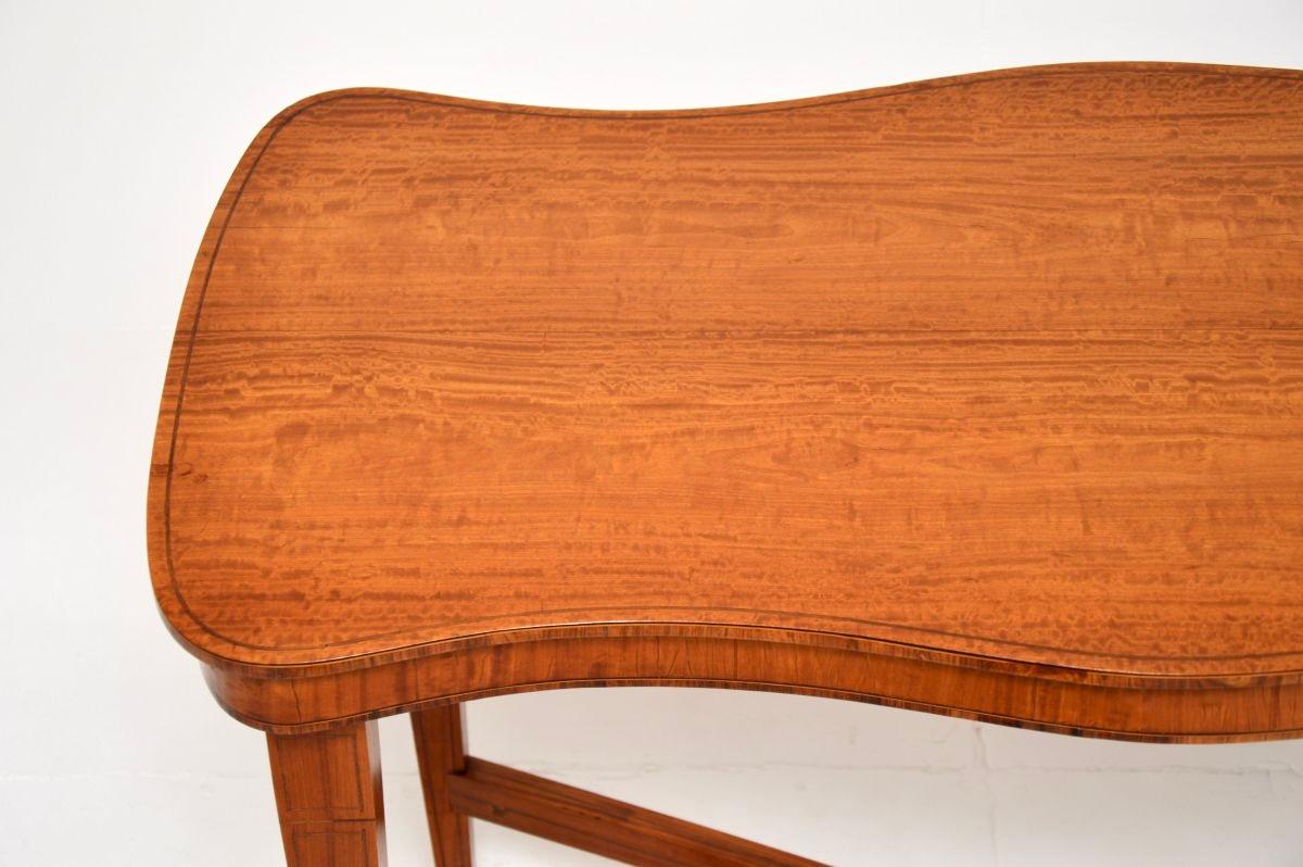 Antiker Edwardianischer Tisch mit Intarsien aus Satinholz (Frühes 20. Jahrhundert) im Angebot