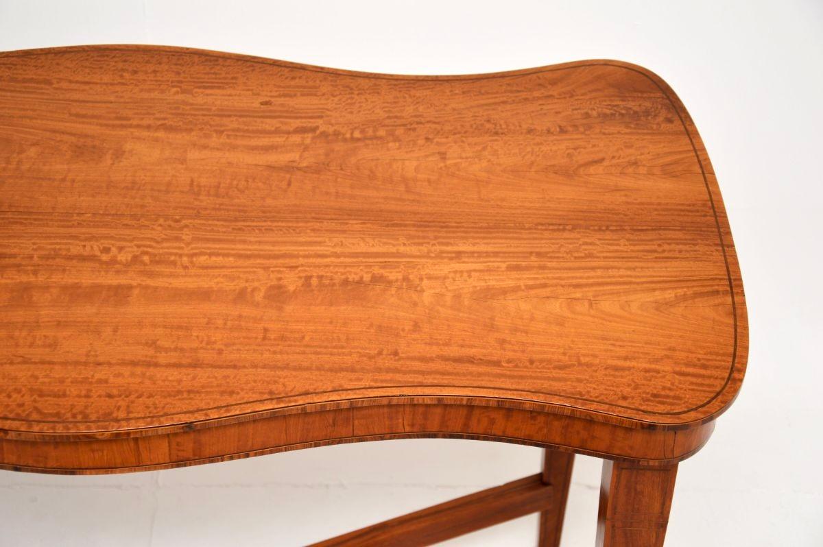 Antiker Edwardianischer Tisch mit Intarsien aus Satinholz im Angebot 1