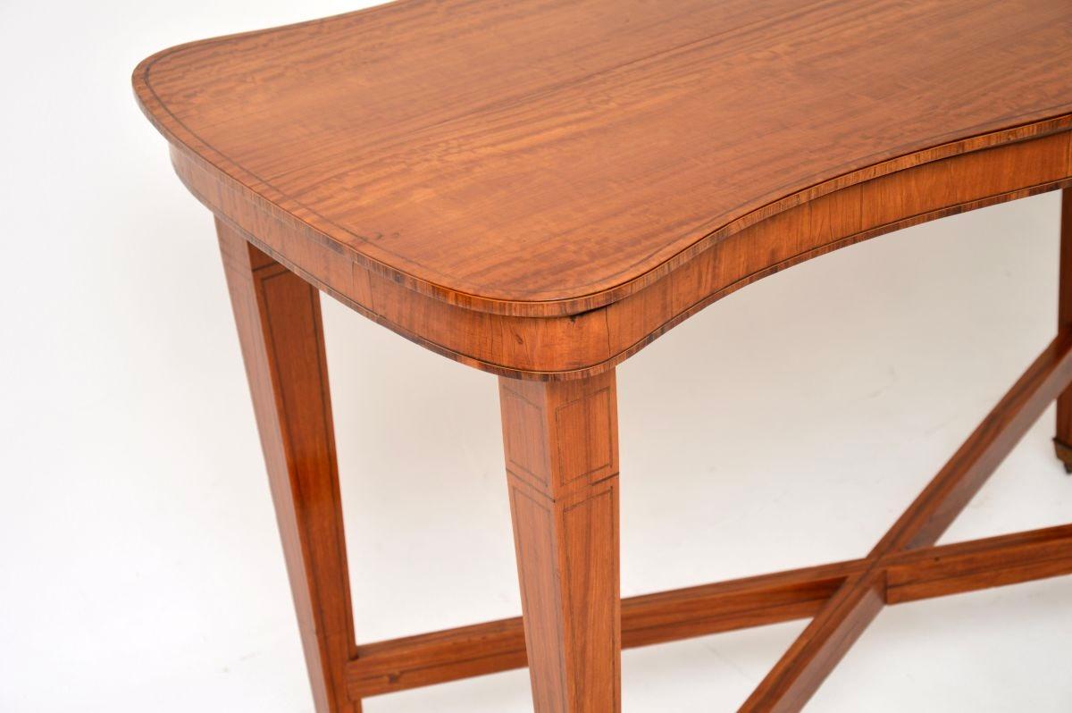 Antiker Edwardianischer Tisch mit Intarsien aus Satinholz im Angebot 2