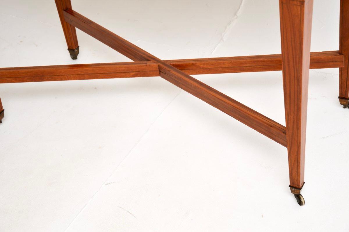 Antiker Edwardianischer Tisch mit Intarsien aus Satinholz im Angebot 4
