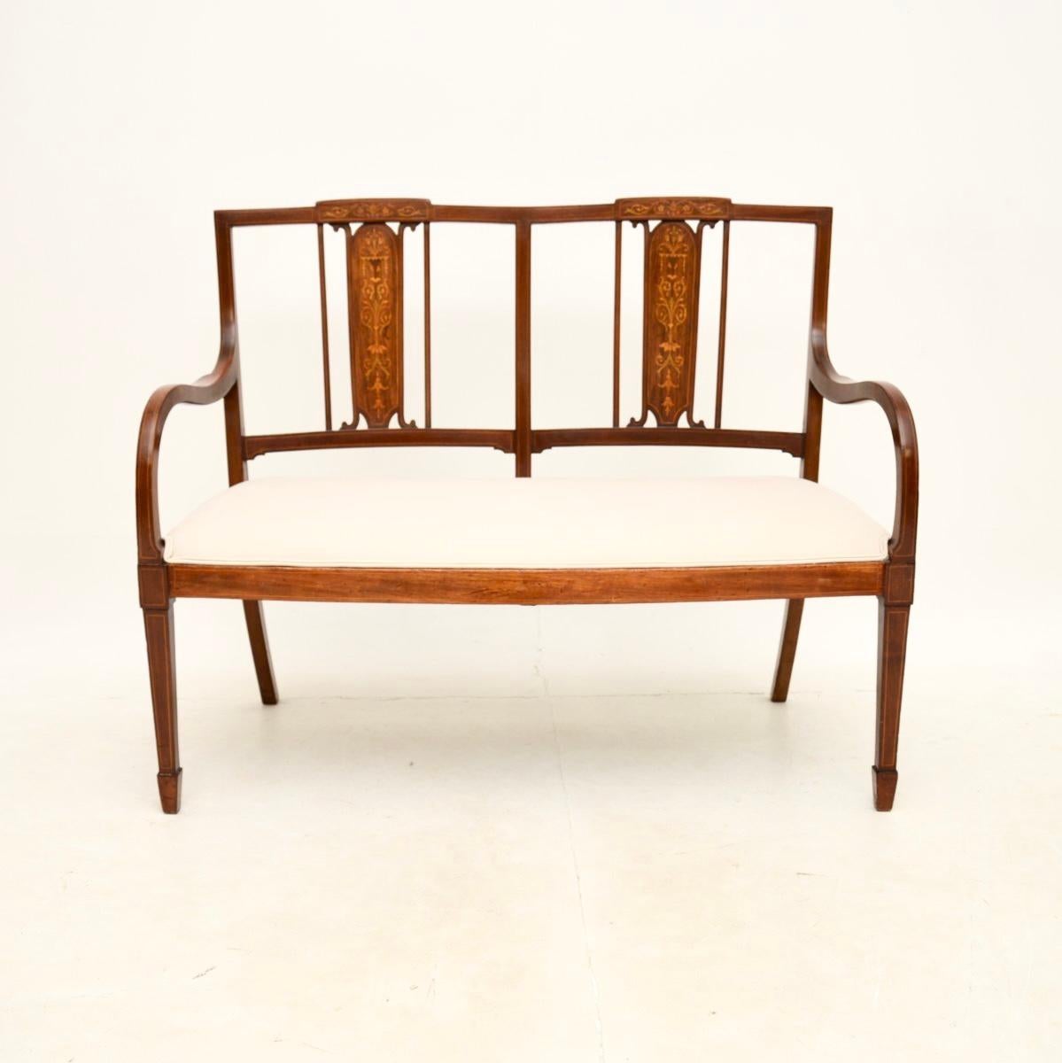 A stunning antique Edwardian settee. This was made in England, it dates from around the 1900-1910 period.

The quality is outstanding, this is beautifully made and has a lovely design. The frame is elegant yet sturdy, the pierced back has gorgeous