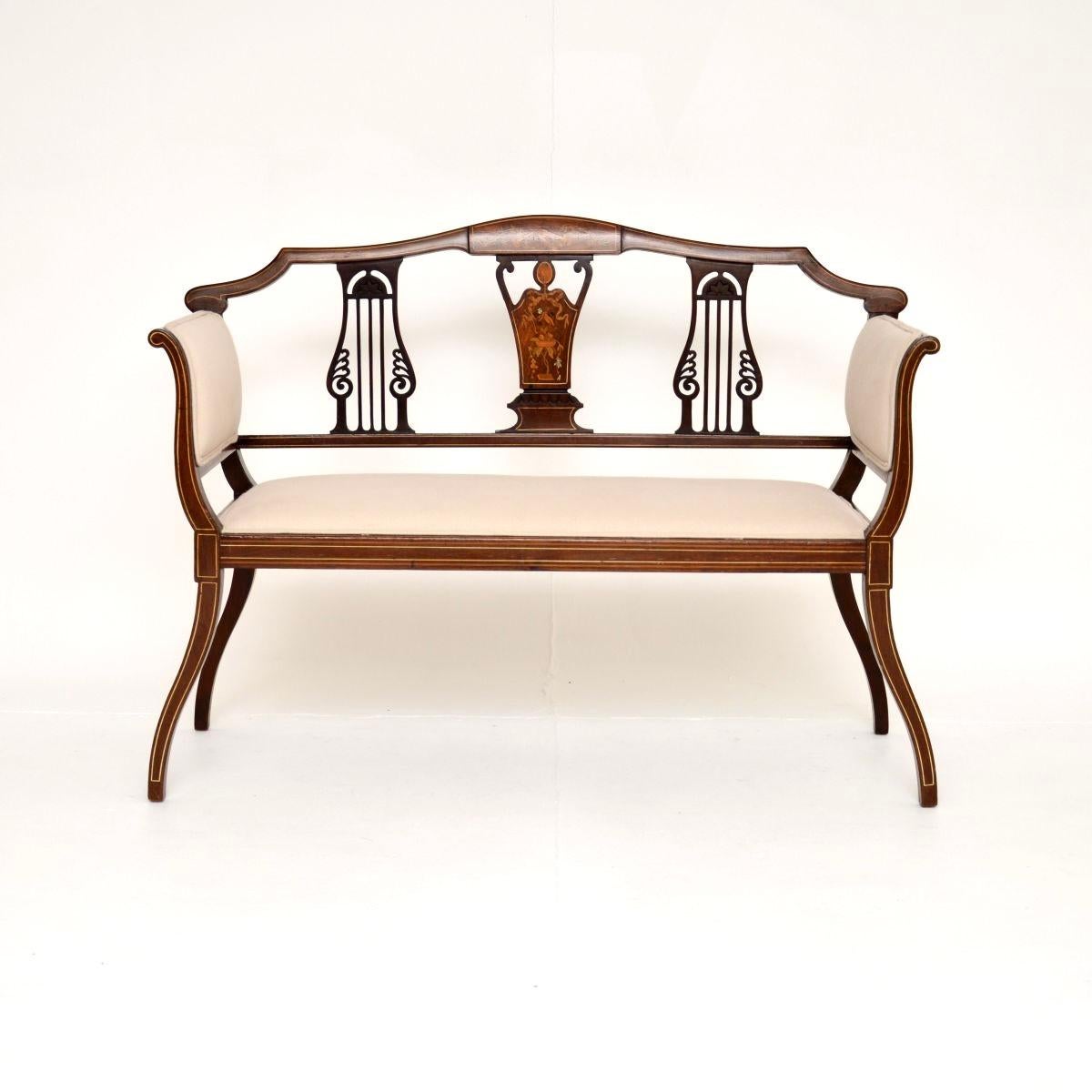 A stunning antique Edwardian settee. This was made in England, it dates from around the 1900-1910 period.

The quality is outstanding, with lovely proportions and a beautiful design. The frame is elegant yet sturdy, the back is beautifully pierced