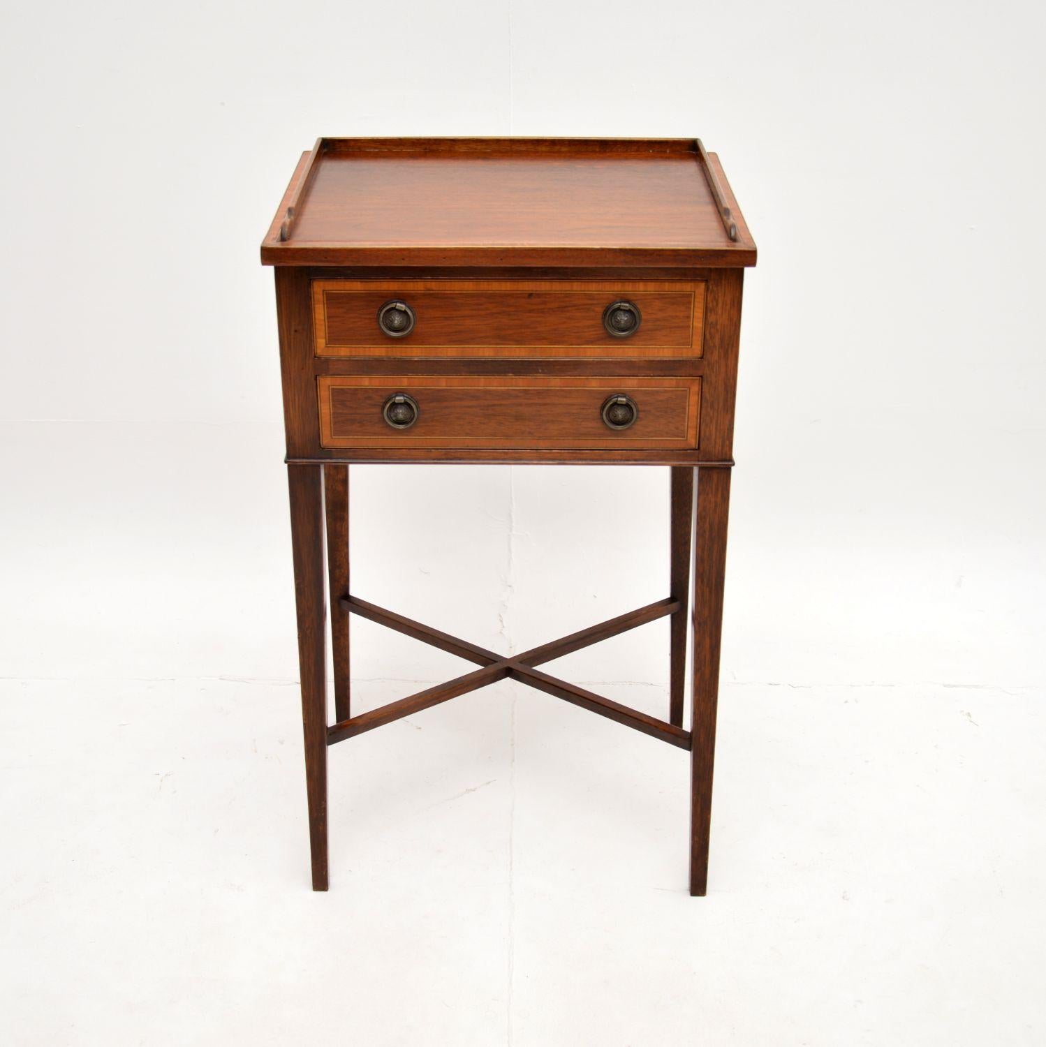 A superb antique Edwardian inlaid side table. This was made in England, it dates from the 1900-1910 period.

It is of lovely quality and is a very useful size, perfect for use as a bedside or occasional side table. This has two drawers with brass