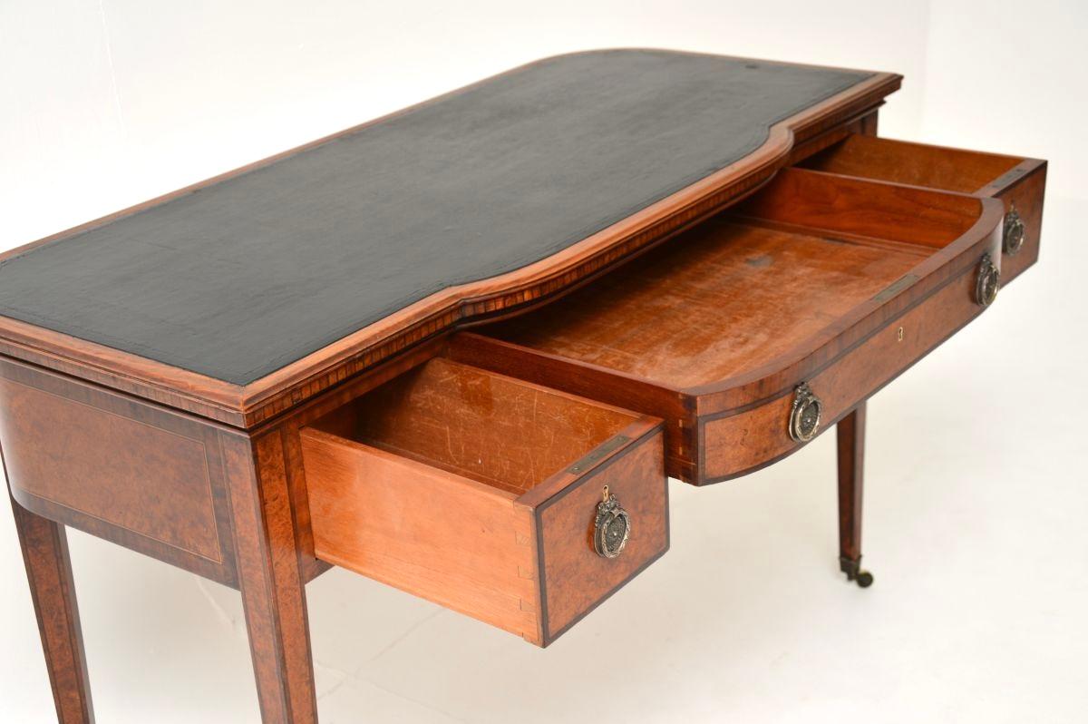 Antiker Edwardianischer Schreibtisch / Schreibtisch mit Intarsien aus Nussbaum im Angebot 4