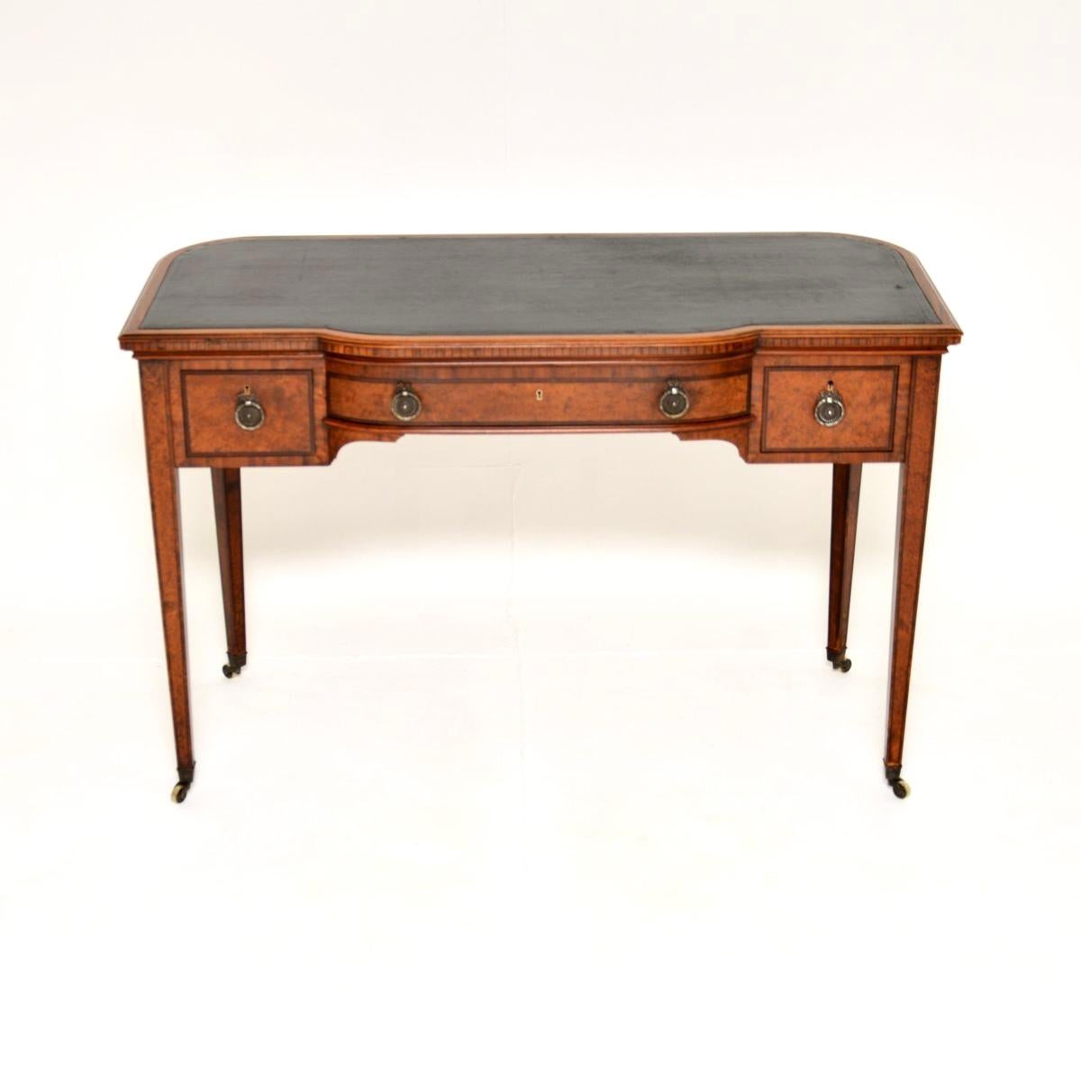 Eine hervorragende antike Edwardian Intarsien Nussbaum Schreibtisch / Schreibtisch. Sie wurde in England hergestellt und stammt aus der Zeit von 1900 bis 1910.

Es ist von erstaunlicher Qualität und hat ein absolut wunderschönes Design. Die Platte