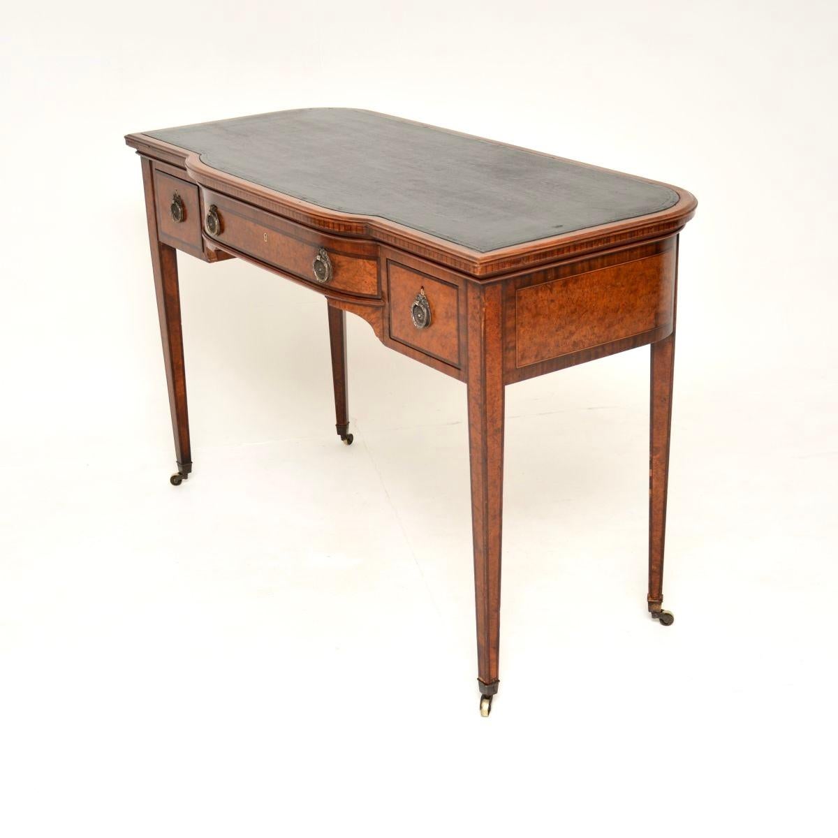 Antiker Edwardianischer Schreibtisch / Schreibtisch mit Intarsien aus Nussbaum im Zustand „Gut“ im Angebot in London, GB